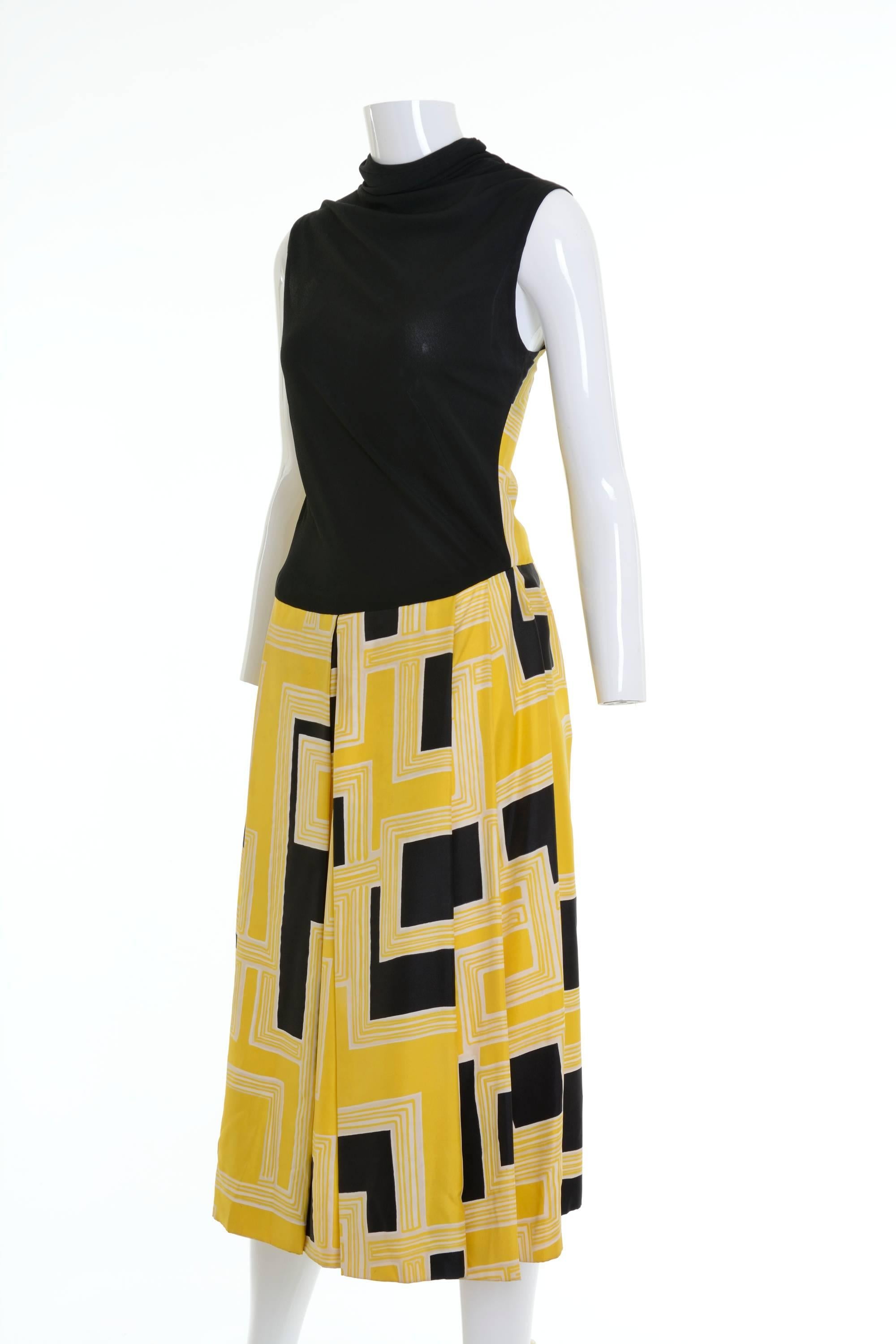This gorgeous 1950s PIROVANO dress is in black jersey and yellow and black geometric print silk fabric. It has two side pockets, turtle neck and back zip closure and button.

Good Vintage Condition 

Lebel: Piovano Monte Napoleone 
Material: