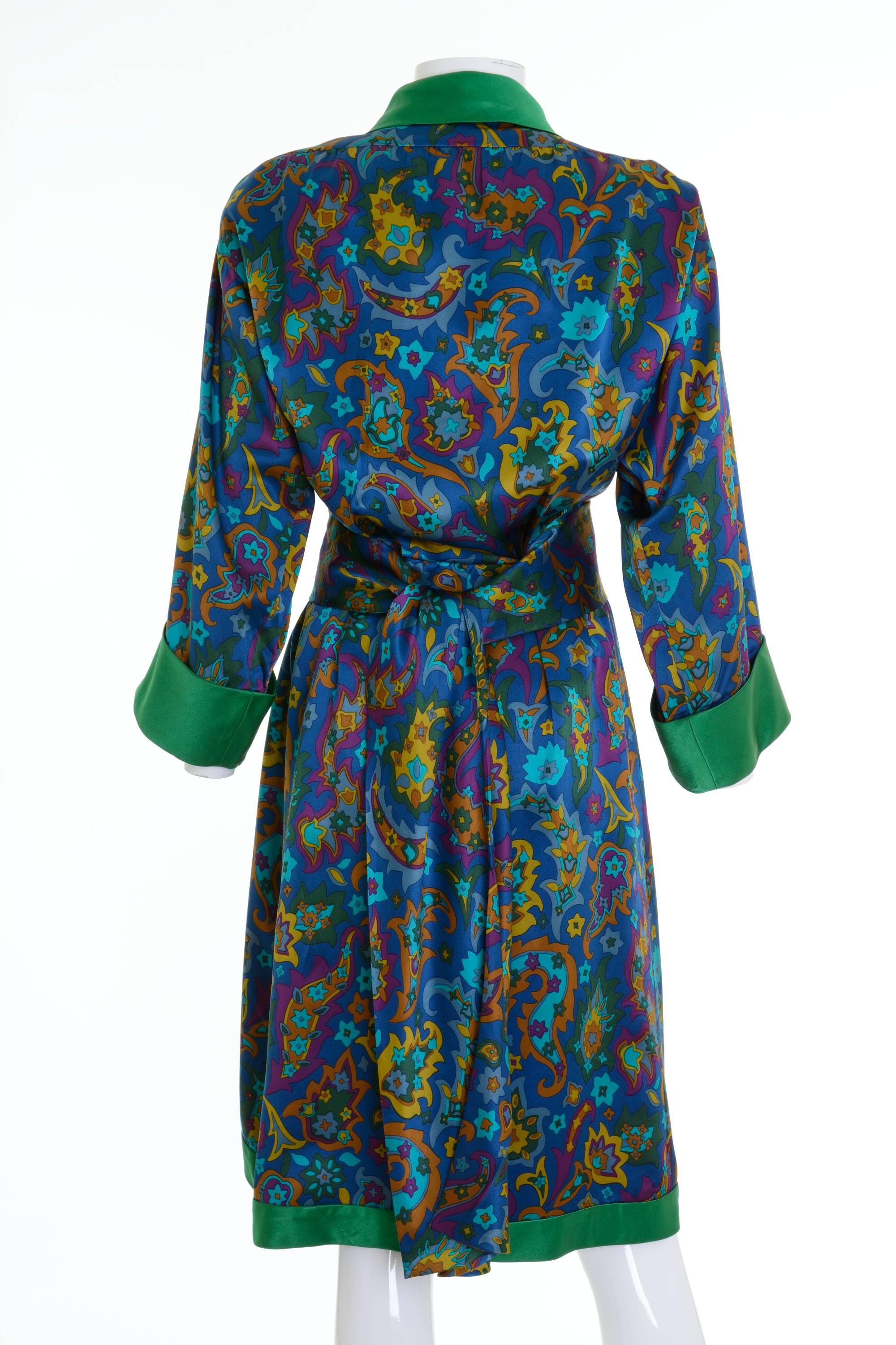 This amazing autenthic Saint Laurent Rive Gauche robe dress is in a colorful arabesque print silk fabric. It has kimono sleeves, padded shoulder, wrap closure and is fully lined. It's included a sash belt.

Excellent vintage condition

Label : Saint