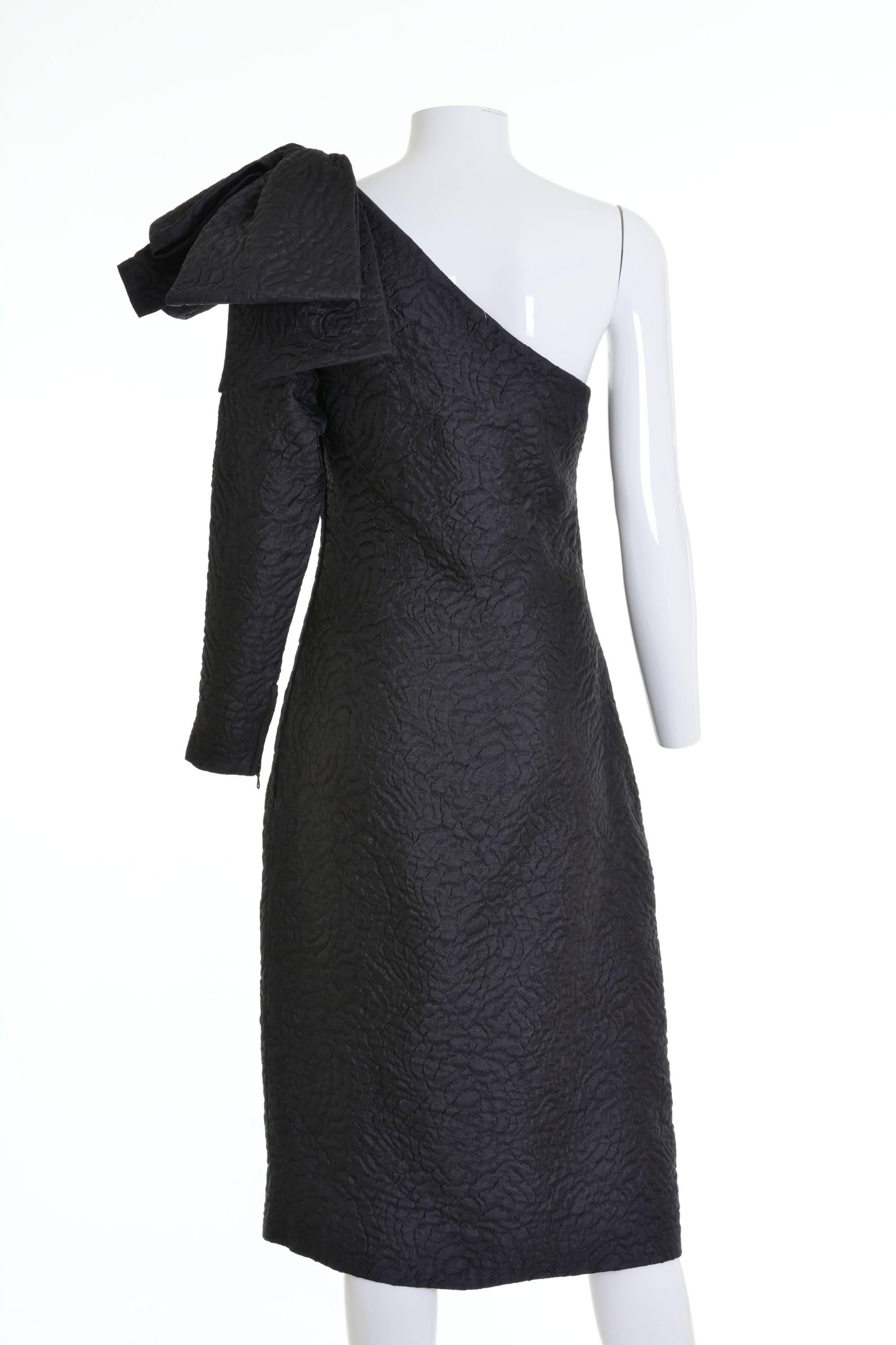 This gorgeous 1980s Yves Saint Laurent Rive Gauche one shoulder cocktail dress is in black embossed fabric.It has bow on one shoulder, side zip closure and is fully lined. 

Good Vintage Condition

Label: Saint Laurent Rive Gauche - Made in France