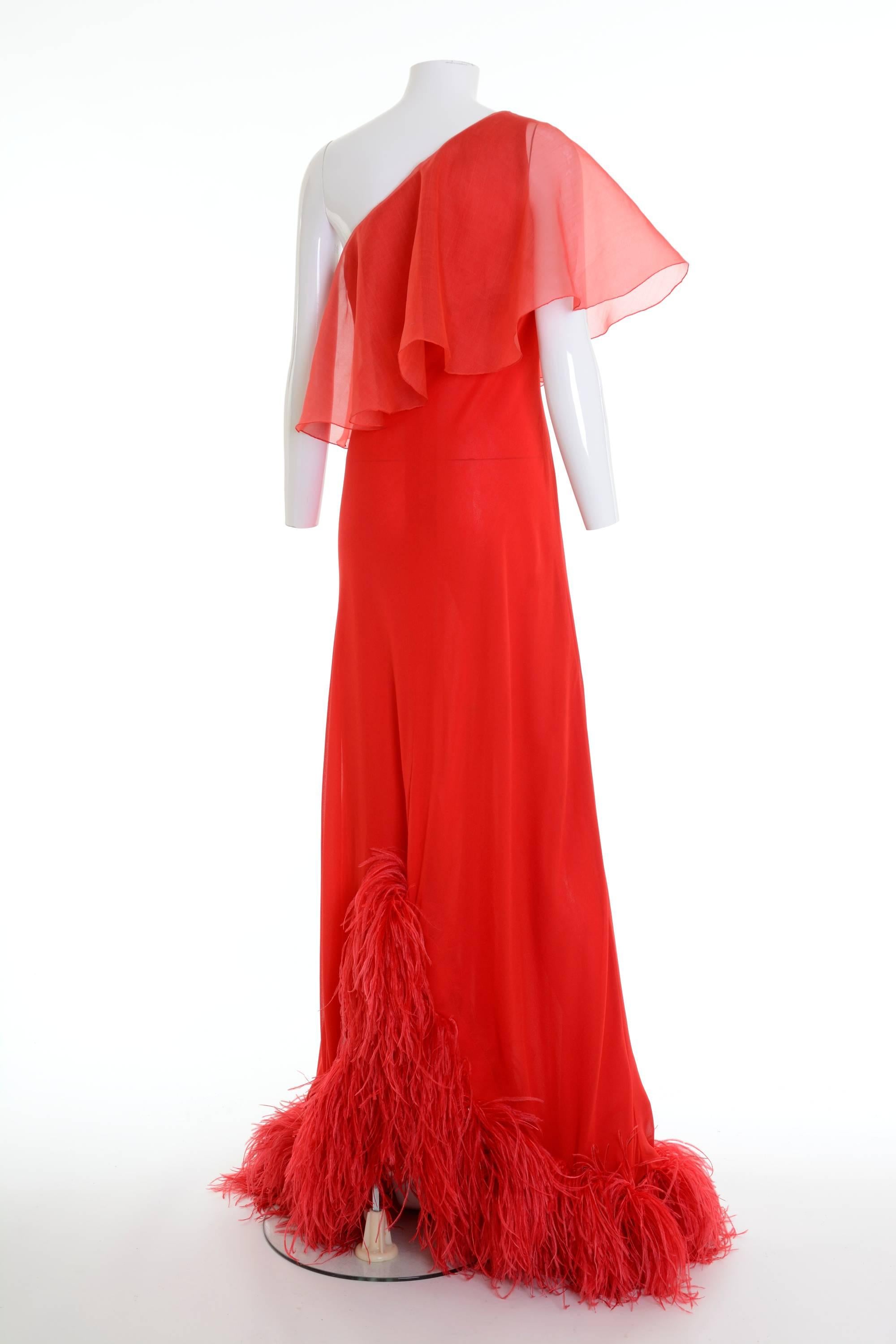 This gorgeous late 1970s VALENTINO BOUTIQUE one shoulder dress is in red organdy silk and has asymmetric edge in ostrich feather, side zip closure and is fully lined.

Excellent Vintage Condition 

Lebel: Valentino Boutique - Made in Italy
Material: