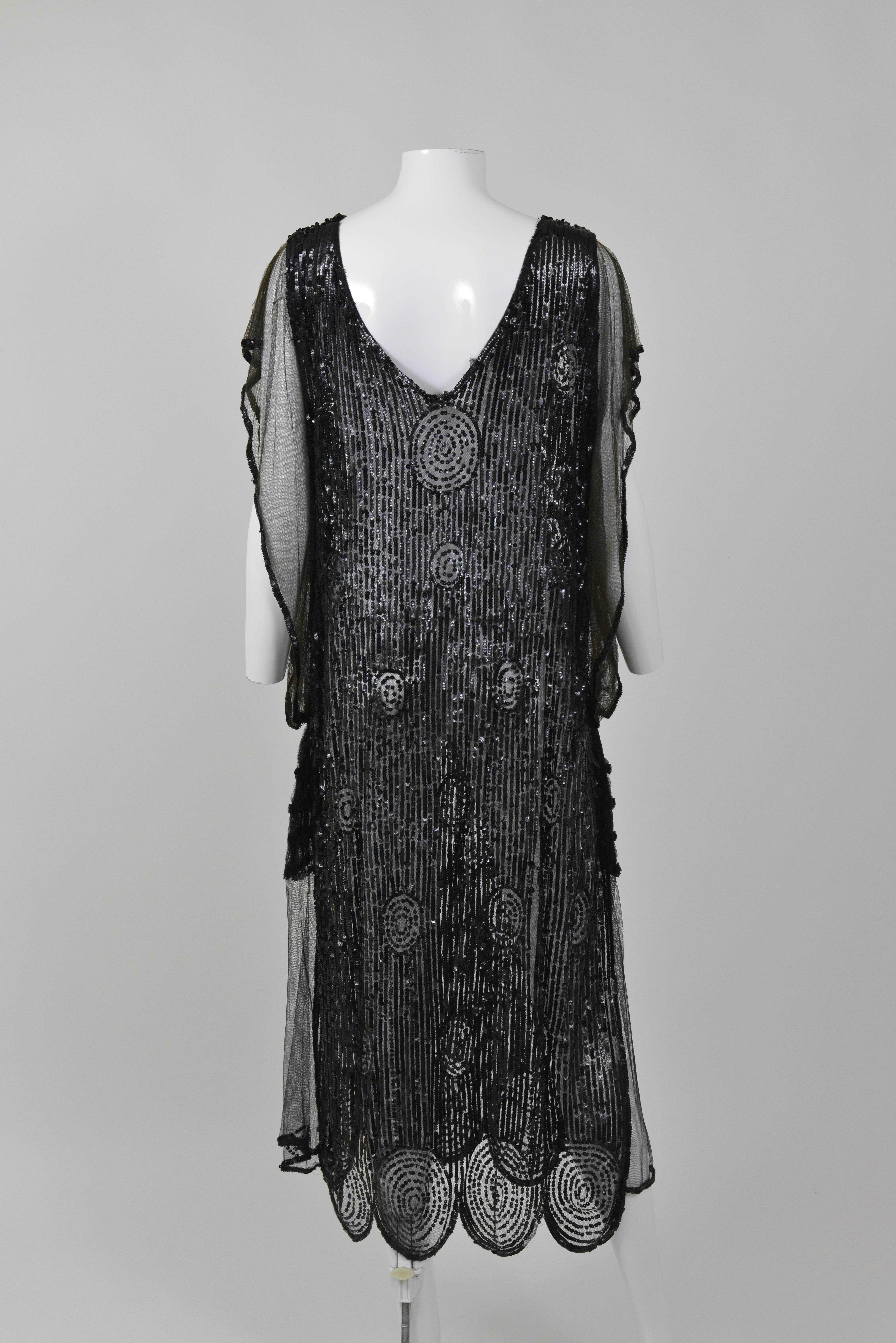 This gorgeous antique 1920s flapper dress is in a beautiful black sheer fabric with amazing sequins embroidered decor. 

Good vintage condition

Label:N/A
Fabric: silk/sequins
Color: black

Measurement:
Estimeted Size M
Bust 38 inch
Total length 49