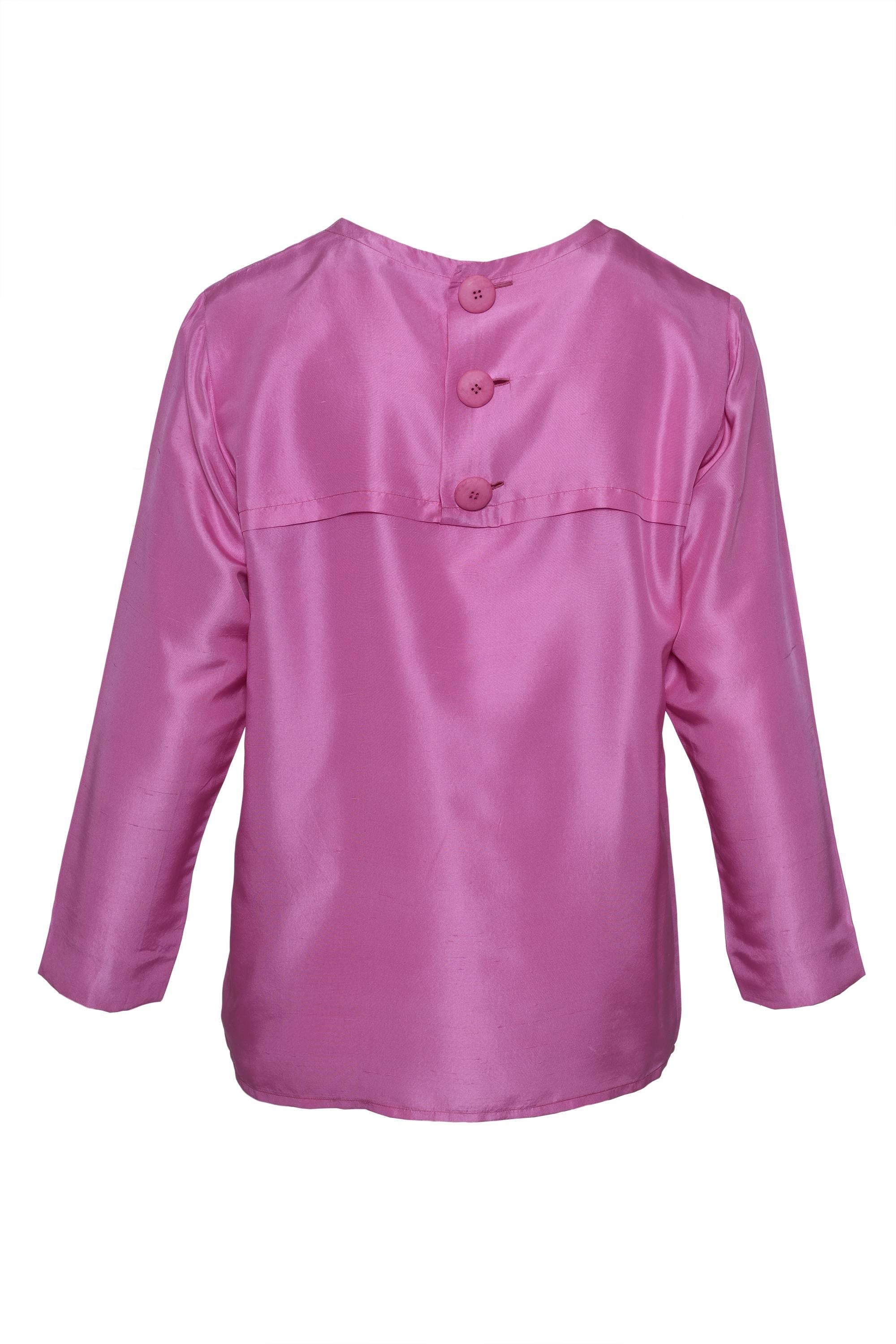 This lovely 1980s YVES SAINT LAUREN Patron Original  blouse shirt is in a pink shantung silk fabric with three buttons on the back. 

Excellent vintage condition

Label: Saint Laurent Patron Original Paris (made in France)
Fabric: silk
Color: Pink