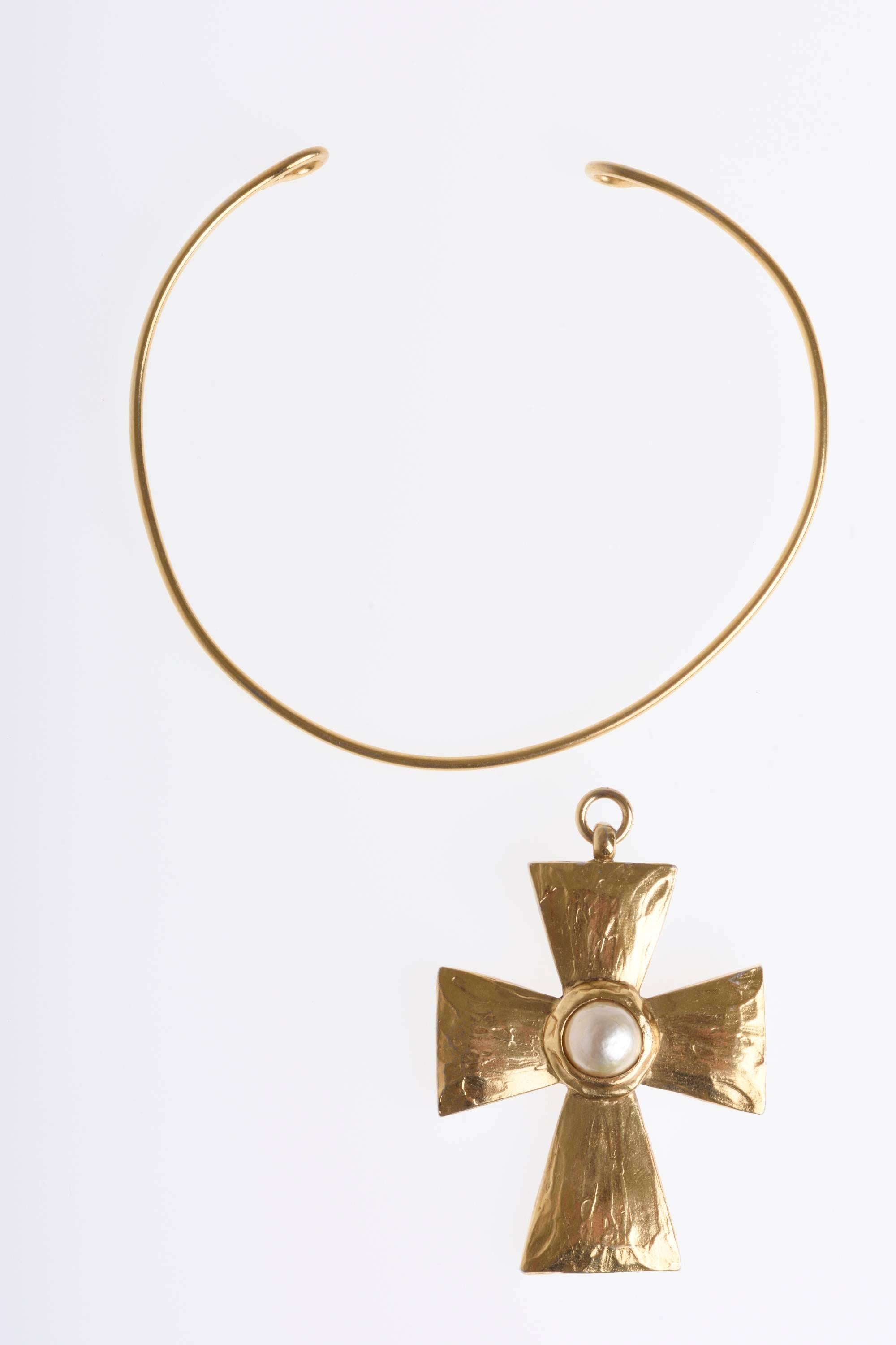 This gorgeous YSL necklace has large cross pendant on golden tone setting. Needless to say high quality made. 
It's chunky and fun to wear this piece and great addition to a Fashion Jewelry collection!

Very good vintage condition

Brand: Yves Saint