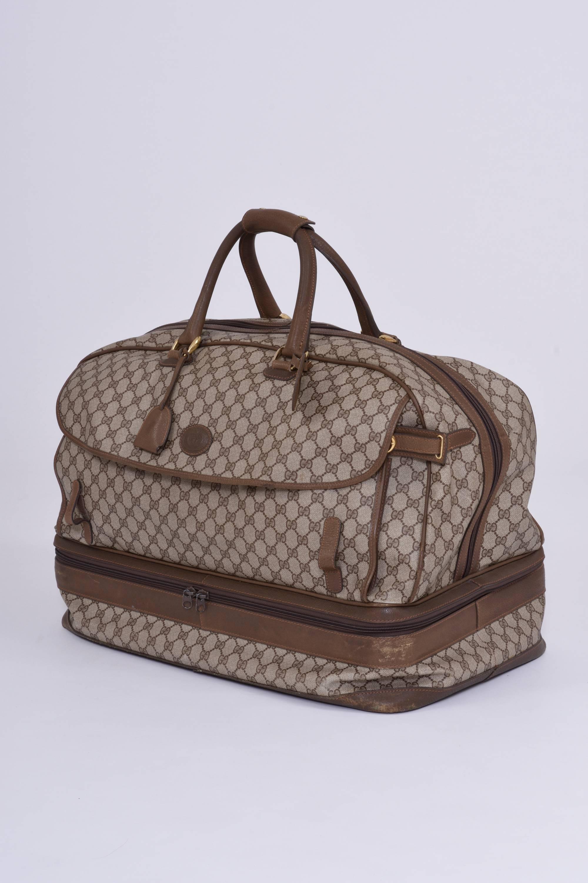 GUCCI GG monogram Brown Canvas Luggage Travel Bag. Golden studs on bottom and handle pulls out of snap compartment.  Clean interior and exterior.   
Includes Gucci lock and keys . 

Good Vintage Condition 

Label: Gucci Italy
Fabric: Canvas 
Color: