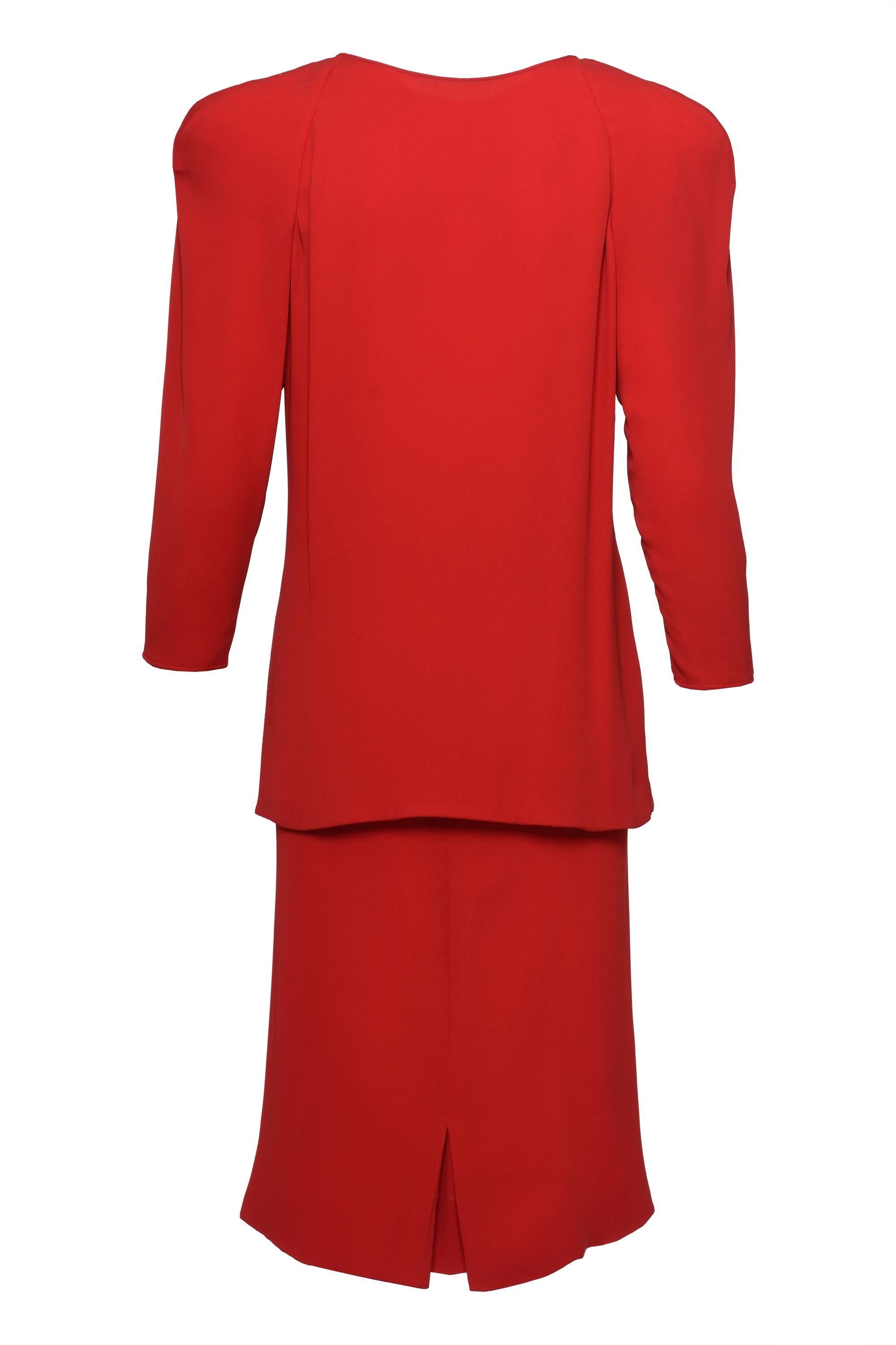 This lovely 1980s Suit dress of VALENTINO COUTURE is in a red rayon with  velvet bow. The blouse shirt has a dropped with a bow side zip closure , a deep v-neckline and padded shoulders. The Skirt has a back zip and hook and eye closure. 

Excellent