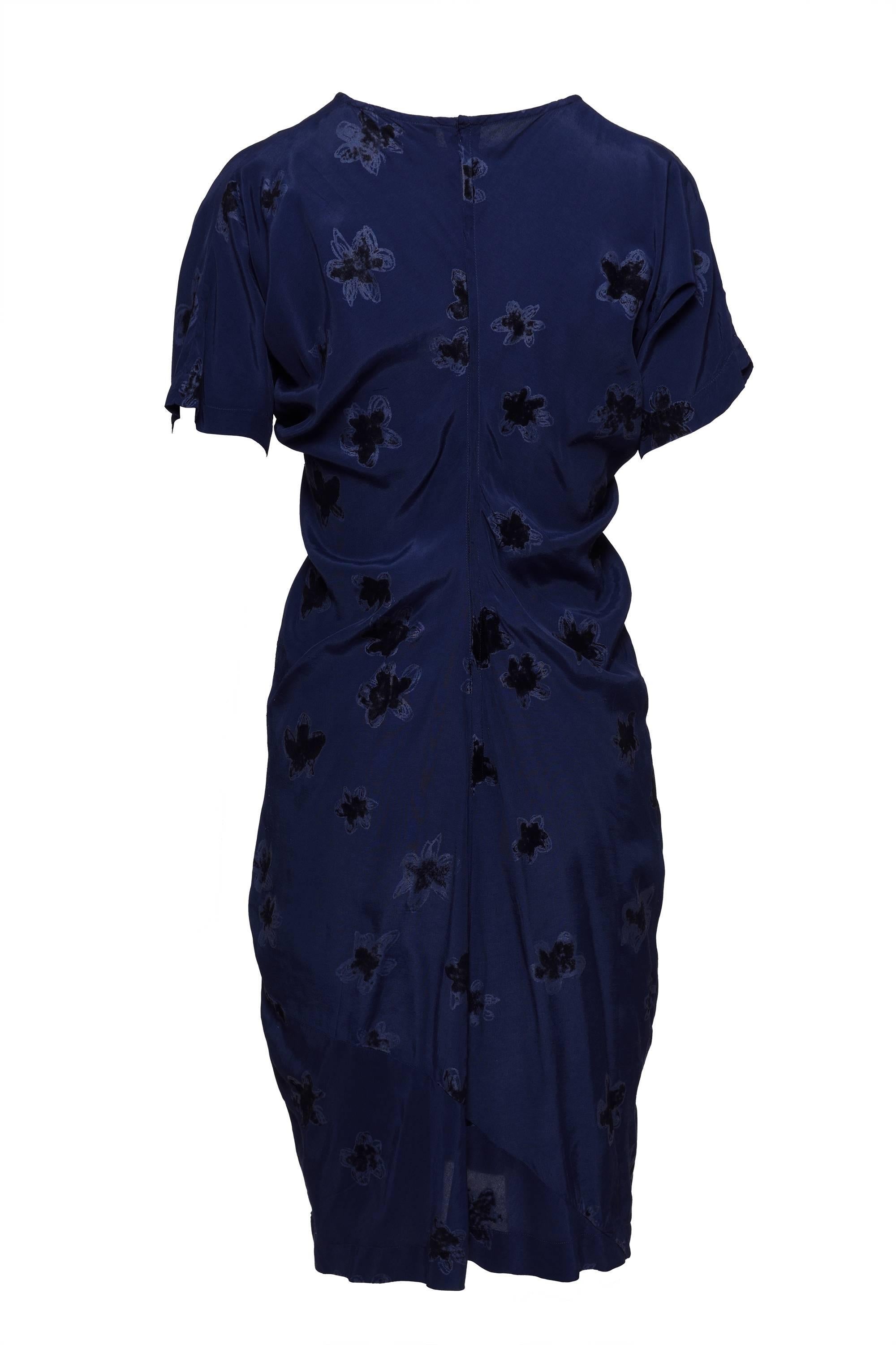 Comme De Garcons Blu Rayon Dress with flowers velvet flocked fabric. 
Back zip and hook end eye closure.

Excellent Condition 

Label: COMME DE GARCONS 
Fabric: Rayon 
Colour: Blu

Measurements 
Label Size L
Shoulders 16 in
Sleeves 9 in 
Bust 46