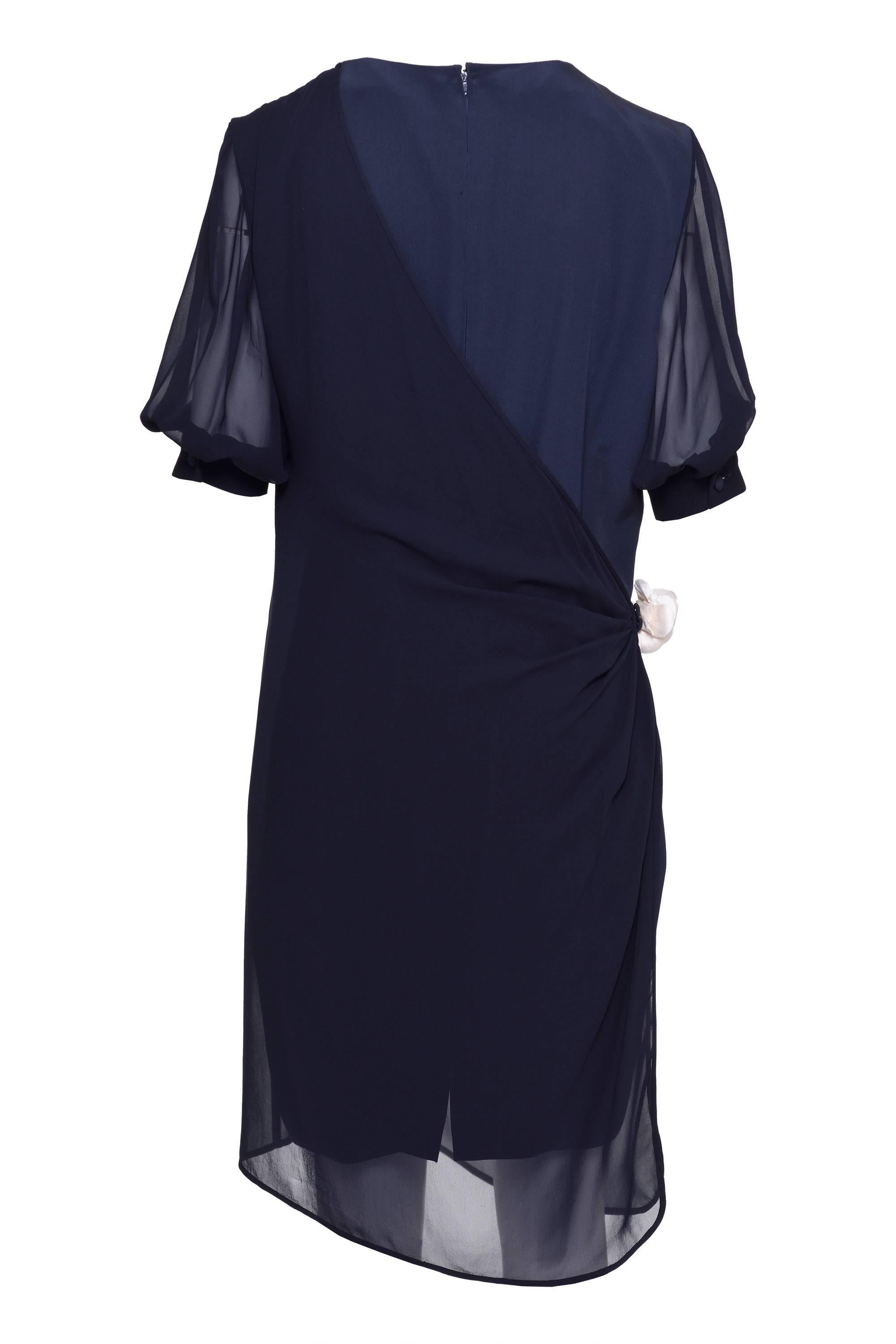 This lovely Mila Shön dress is in navy blue silk and organdy fabric. It has draped panel and back zip closure and is fully lined.

Excellent vintage condition

Label: Mila Shön - Made in Italy
Fabric: silk
Color: navy blue

Measurement:
Estimeted