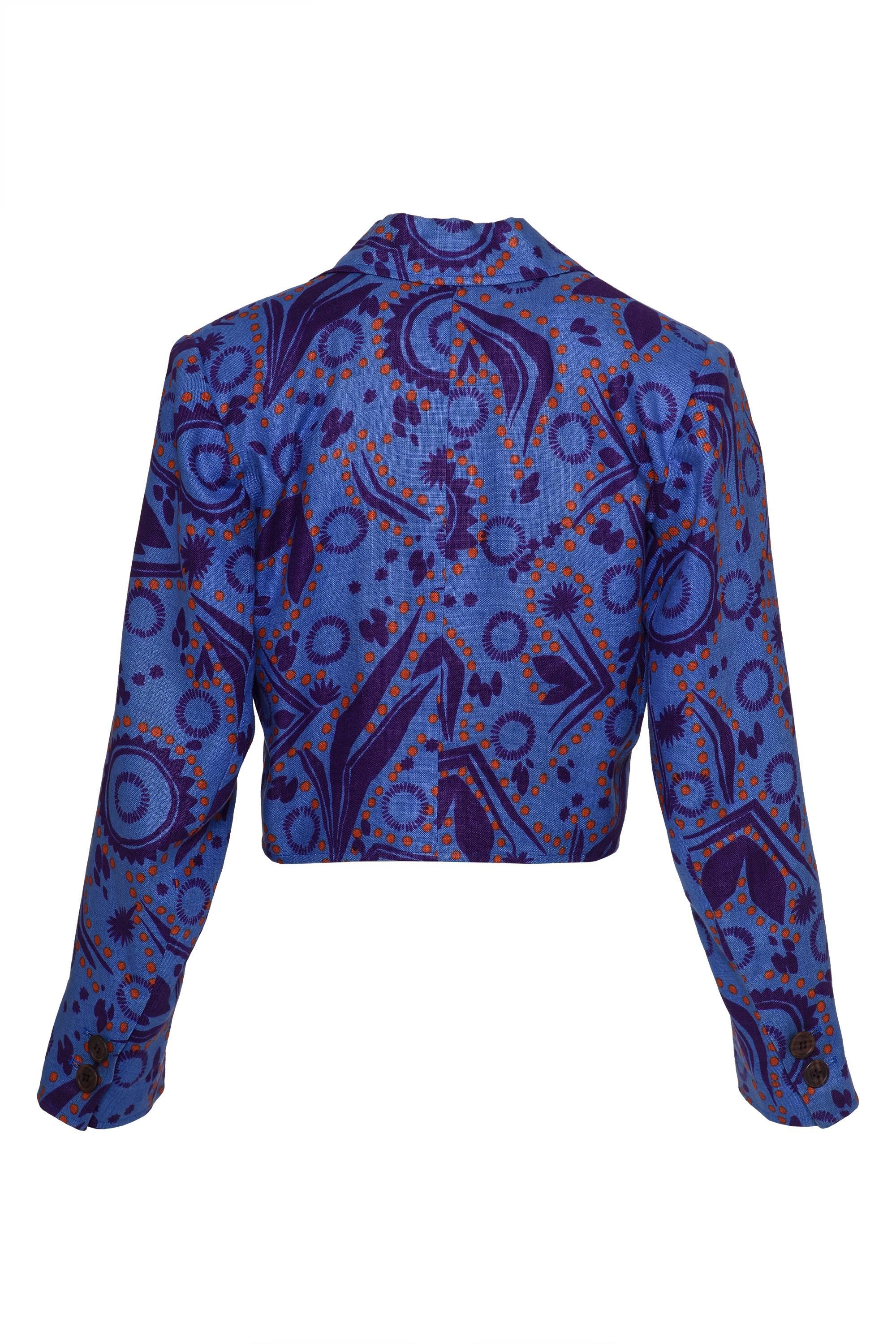 This gorgeous Saint Laurent Rive Gauche 1980s short blouse jacket is in an abstract print cotton fabric. It has long sleeves with two buttons on the cuff, padded shoulder, double-breasted closure and a one frontal pocket and is fully lined.

Good