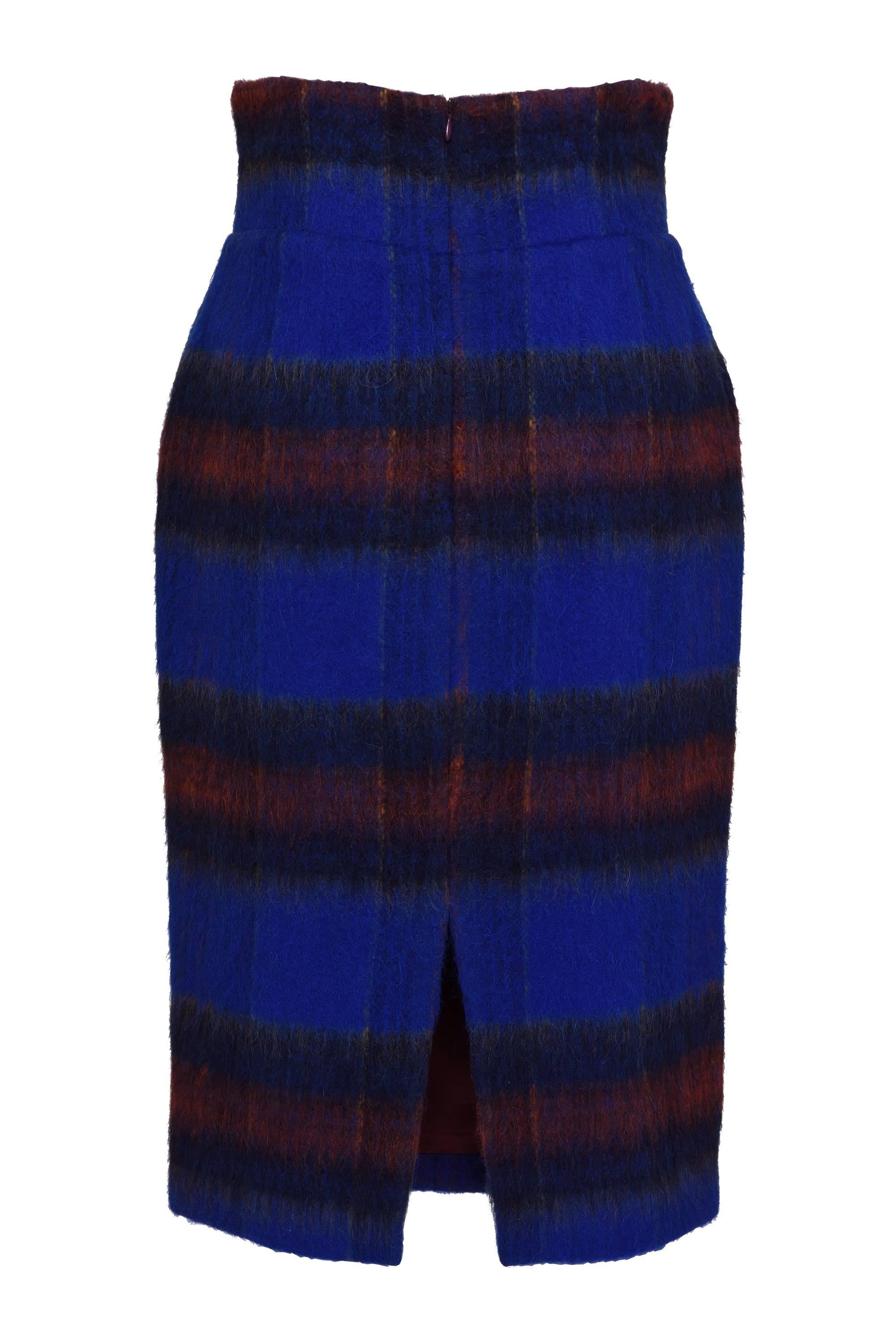 STELLA JEAN ITALY Mohair, wool and alpaca tartan pencil skirt.
It has two frontal pockets, with royal blue and burgundy tartan check, high waist, and back zip closure, fully lined. Made in Italy.

Excellent Condition 

Label: STELLA JEAN Made in