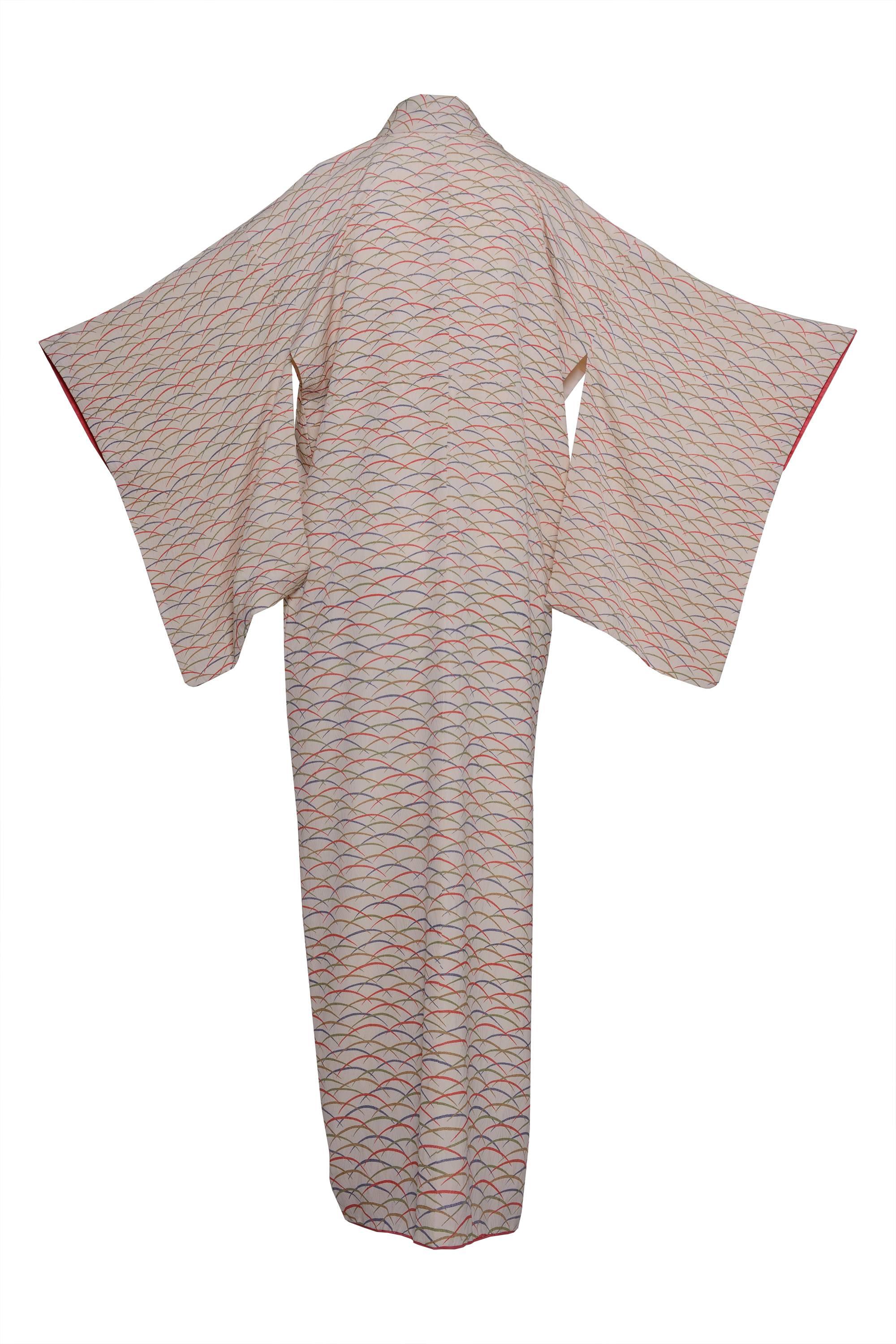 1940s
This vintage komon kimono has a white color with seashells print, made in silk and has the red edge of the lining, sleeve to a married woman and fully lined, without Obi.

Good vintage condition

Print: seashells
Colors: White background with