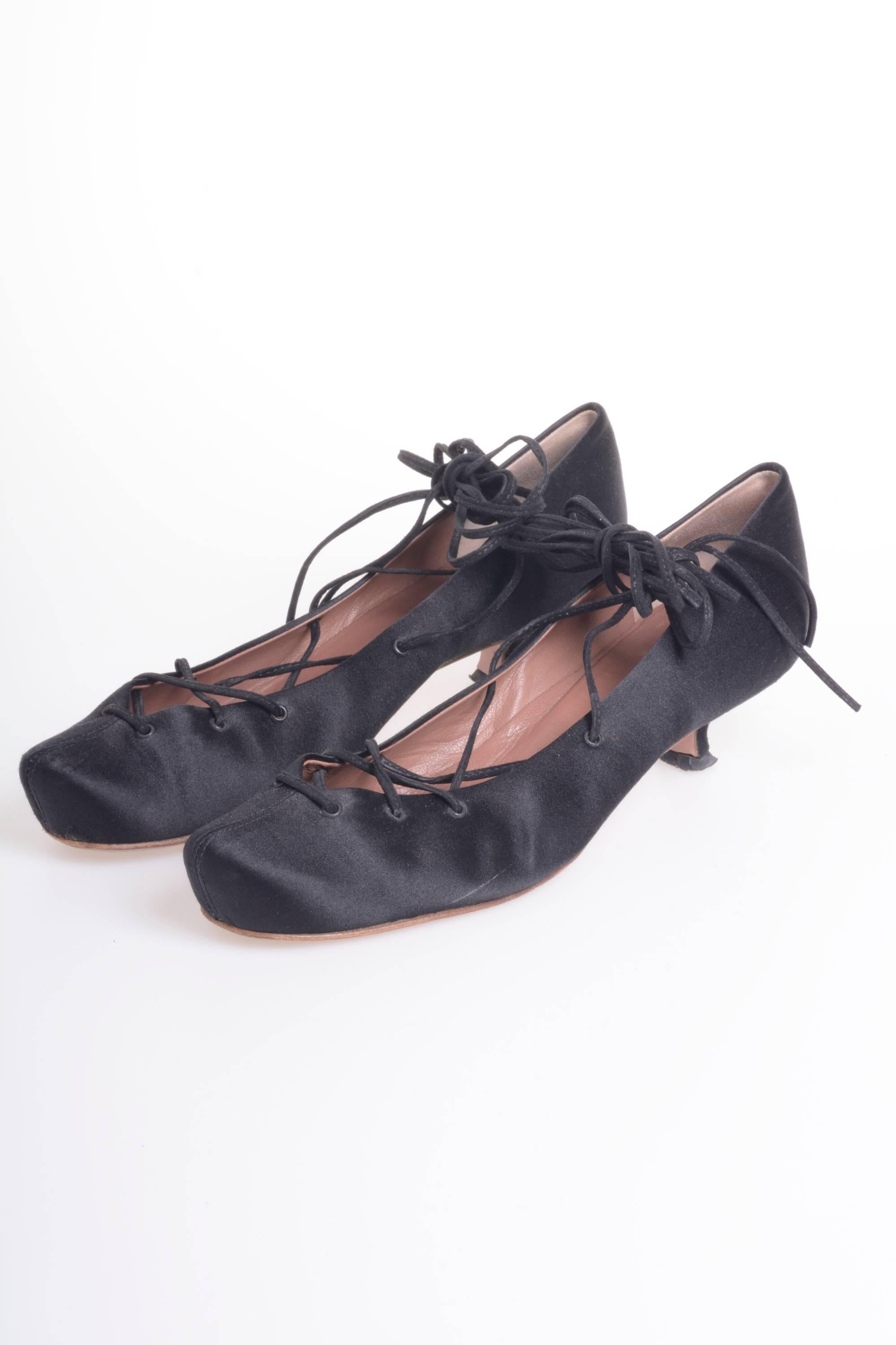 Stunning Lace Up Ankle Ties Ballet Slippers in black satin and leather lined and leather soles with suede heel. Stitched suede leather cords lace up around the ankle.

Good Condition

Label: Alaia Paris (vero cuoio- Made in Italy)
Material: