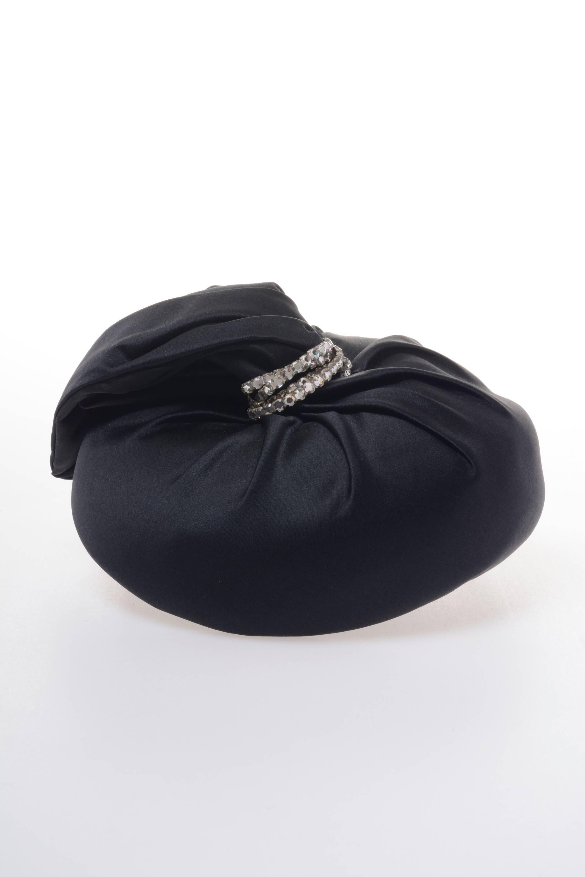 This lovely 1960s pillbox fascinator hat by GALLIA PETER has a silver rhinestone lace, made of black satin, two metallic supports on each side. It's fully lined.

Excellent vintage condition 

Label: GALLIA PETER Milano Via Montenapoleone 3
Color: