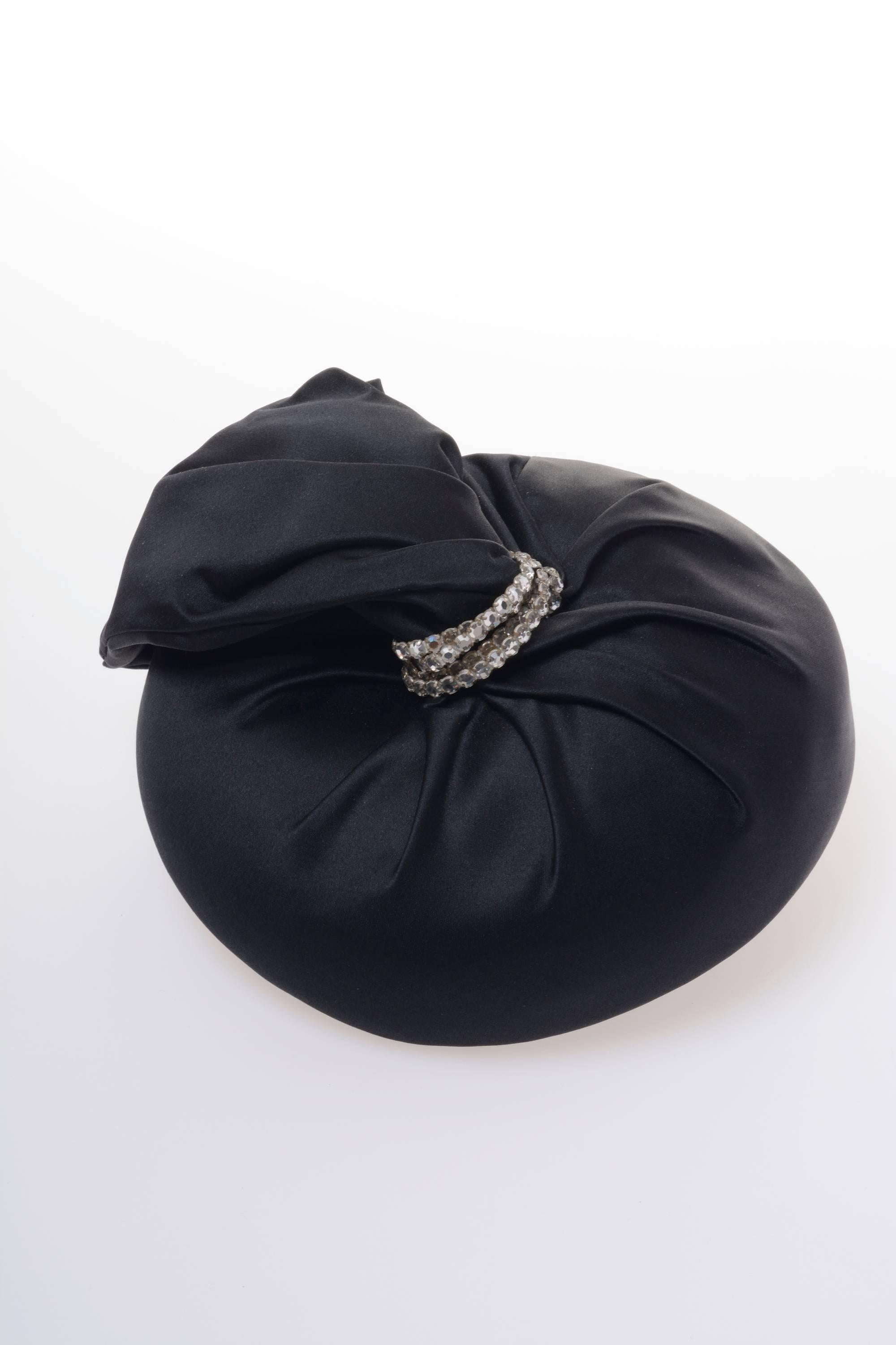 1960s GALLIA PETER Black Pillbox Fascinator Hat In Excellent Condition For Sale In Milan, Italy