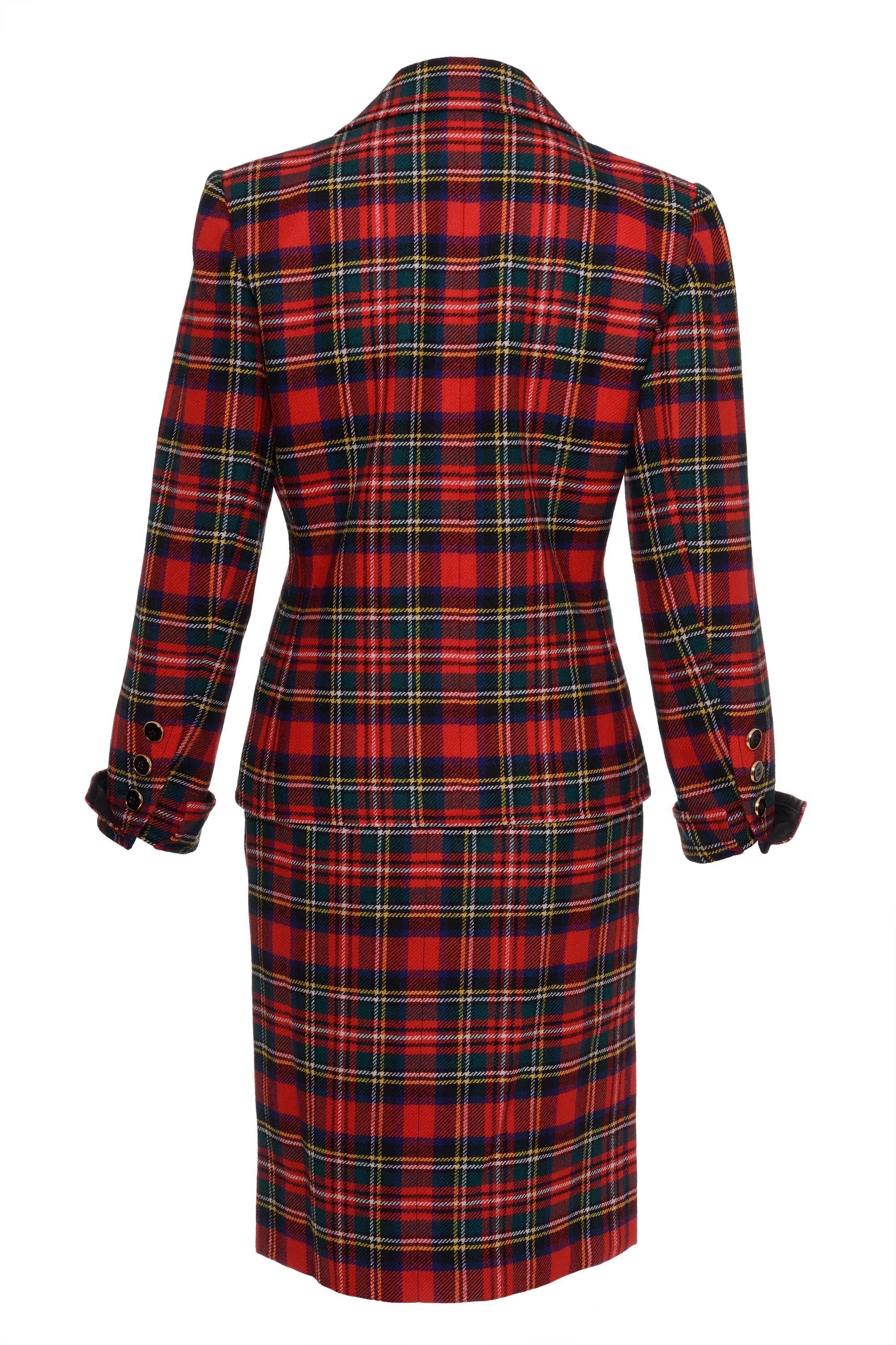 This lovely 1980s Rive Gauche tartan suit skirt by YVES SAINT LAURENT has a jacket with two front round pockets with buttons, two front welt pockets, tailor seam, two-piece sleeves, buttoned cuffs, button and buttonhole closure. The skirt has a side
