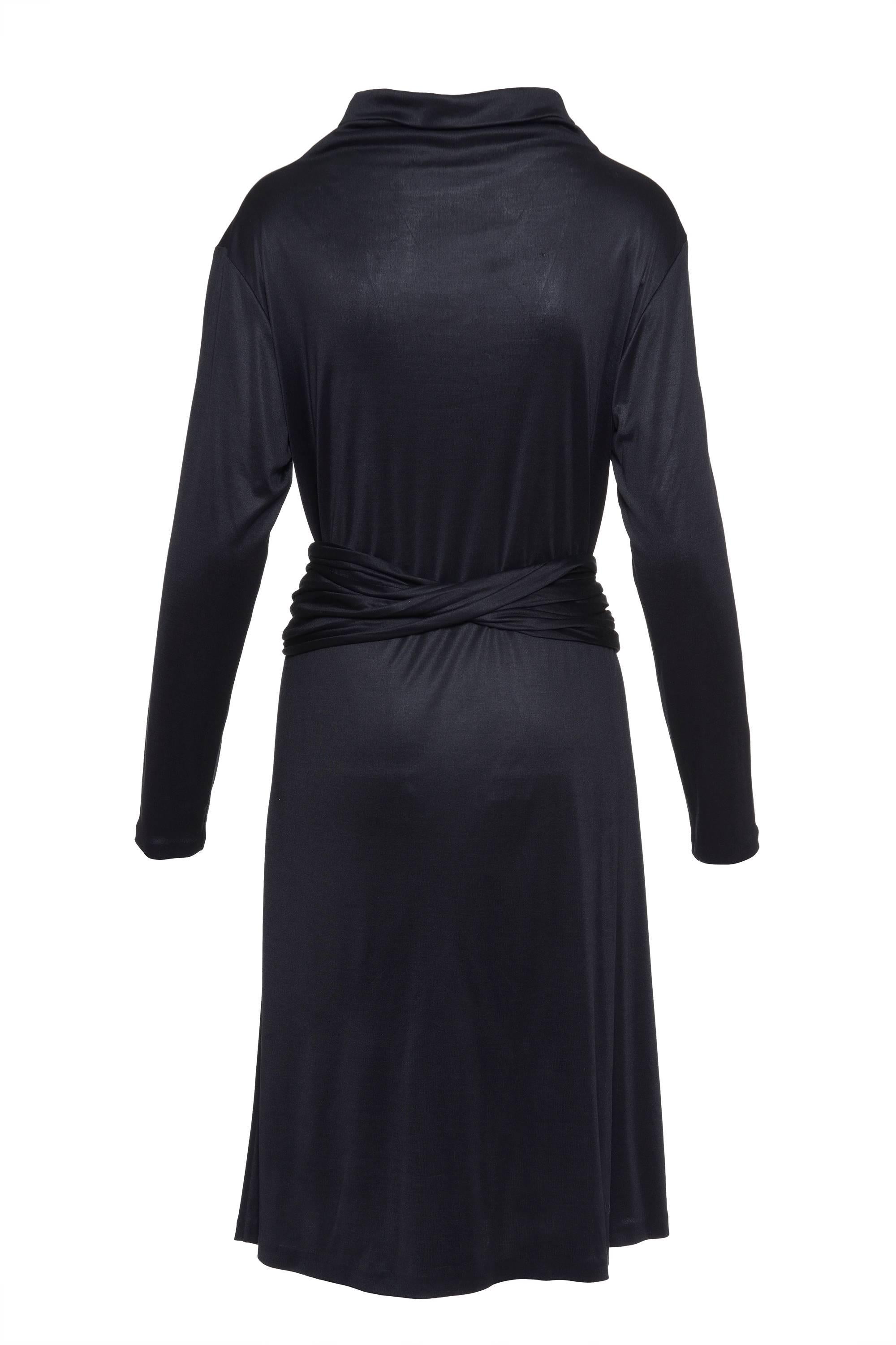 This beautiful black jersey dress by HERMÈS has a cowl collar, long sleeves, and a decorative belt with a metal chain and details. Made in France.

Excellent conditions

Label: HERMÈS Made in France
Color: Black
Material: 100% Silk

Measurements: