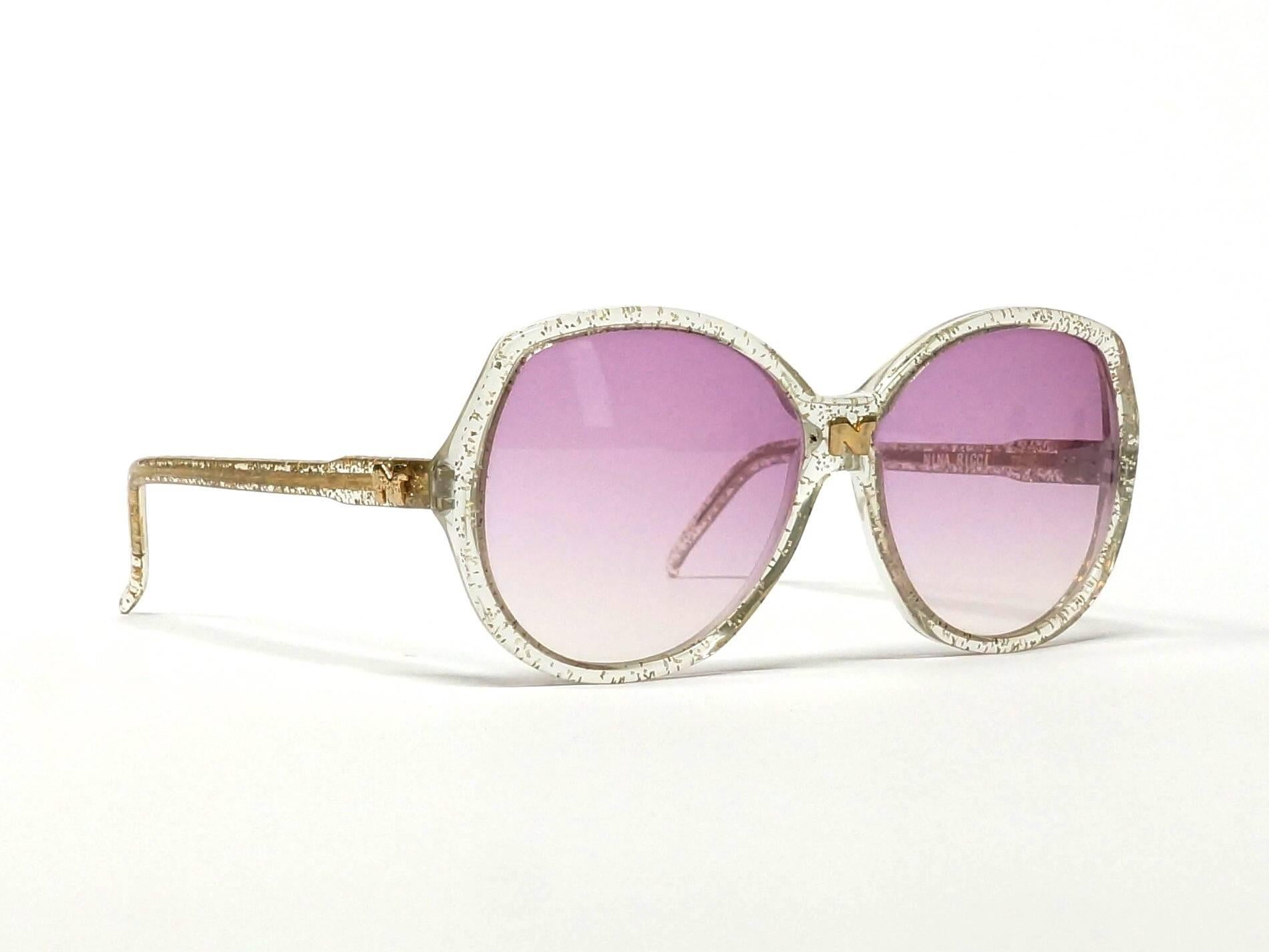 Nina Ricci sunglasses, ​​unworn model original vintage from the 1980s, feminine gold glitter frame in French handmade quality.

approximate dimensions:  
temple length: 140 mm - 5 1/2