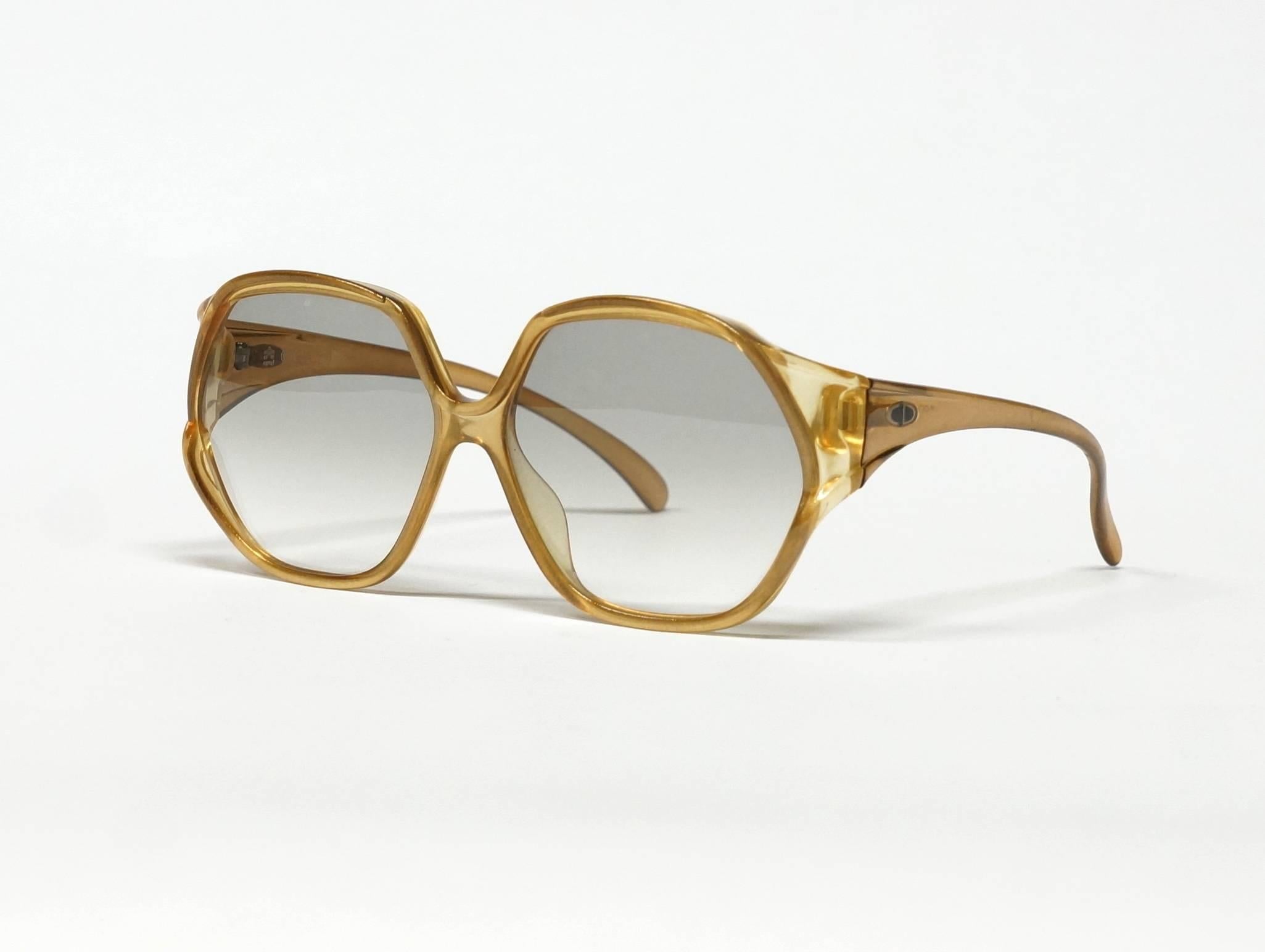 70s Vintage German sunglasses by Christian Dior. Oversized Amber color frame with shiny glitter in lightweight and and long-living Optyl-material.

Model: 2097 10

approximate dimensions:
temple length: 140 mm - 5 1/2