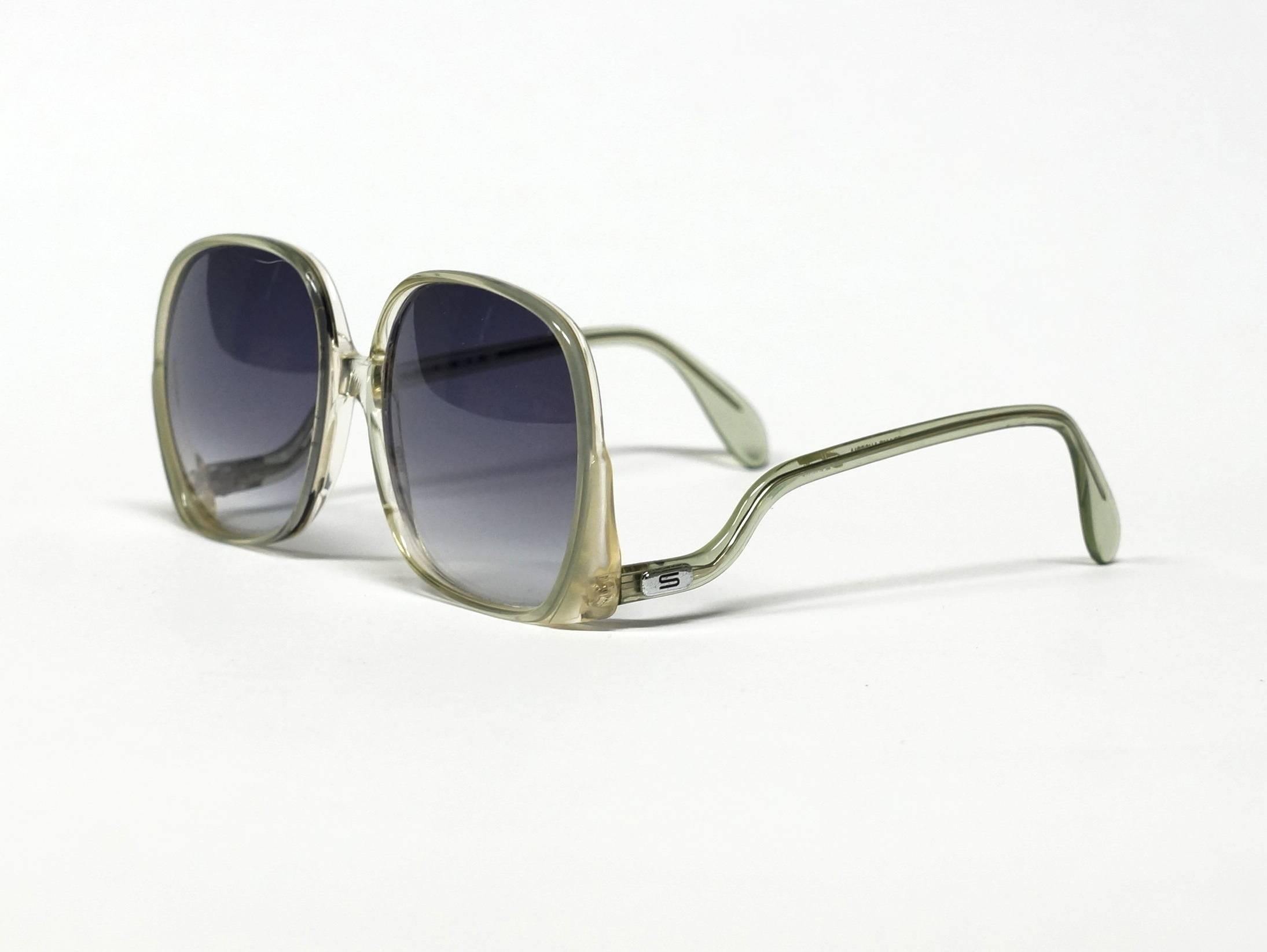 Rectangular oversized vintage sunglasses by the Austrian brand Silhouette in translucent soft light green with drop temples. 

approximate dimensions:  
temple length: 135mm - 5 5/16