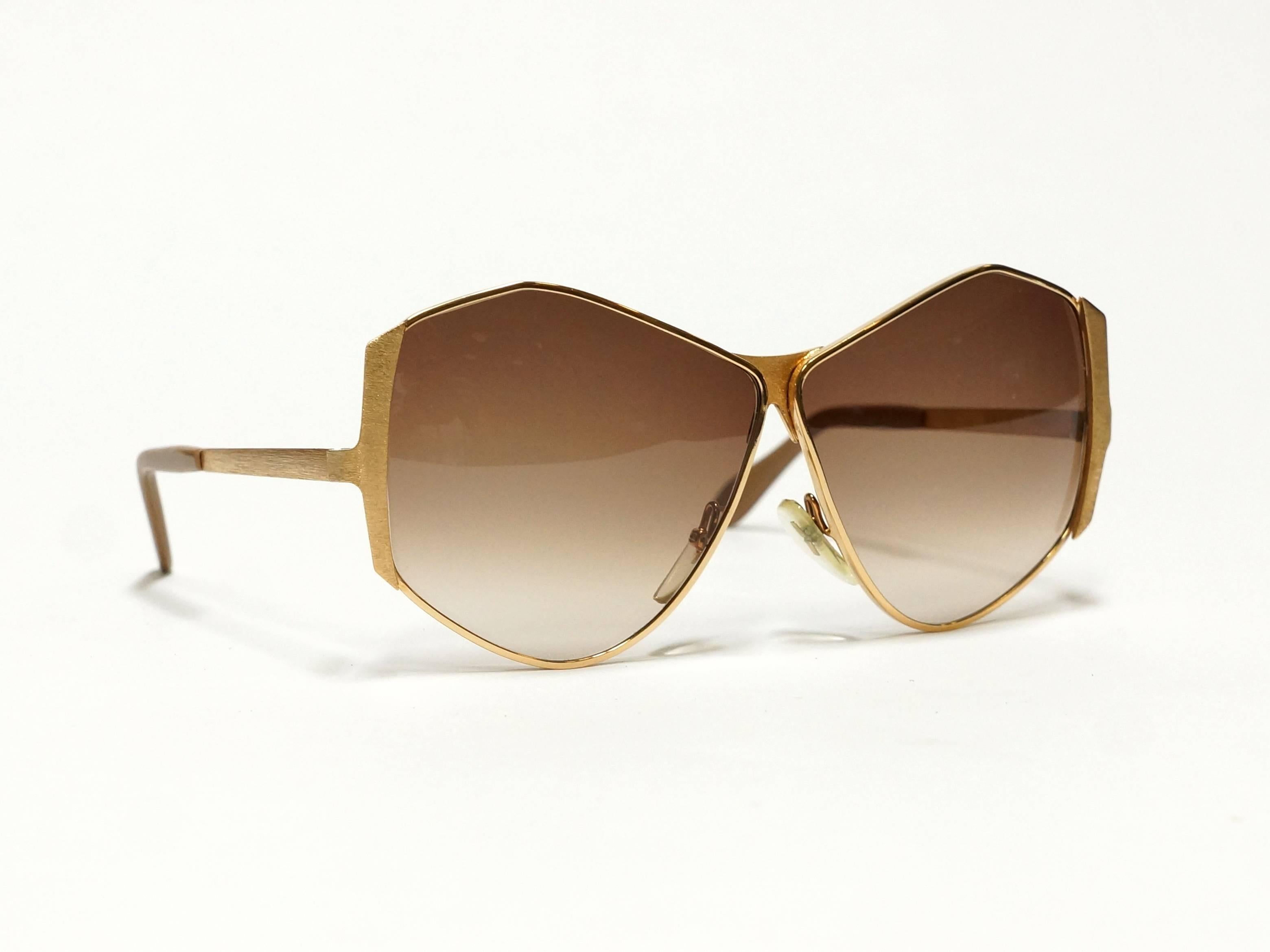 1960s butterfly shape rare and hard to find oversized vintage sunglasses by Neostyle, made in Germany. Gold metal frame with brushed metal highlights  and temples in new old stock condition. 

Model: TINAIR
size: 62▢6 -125

approximate