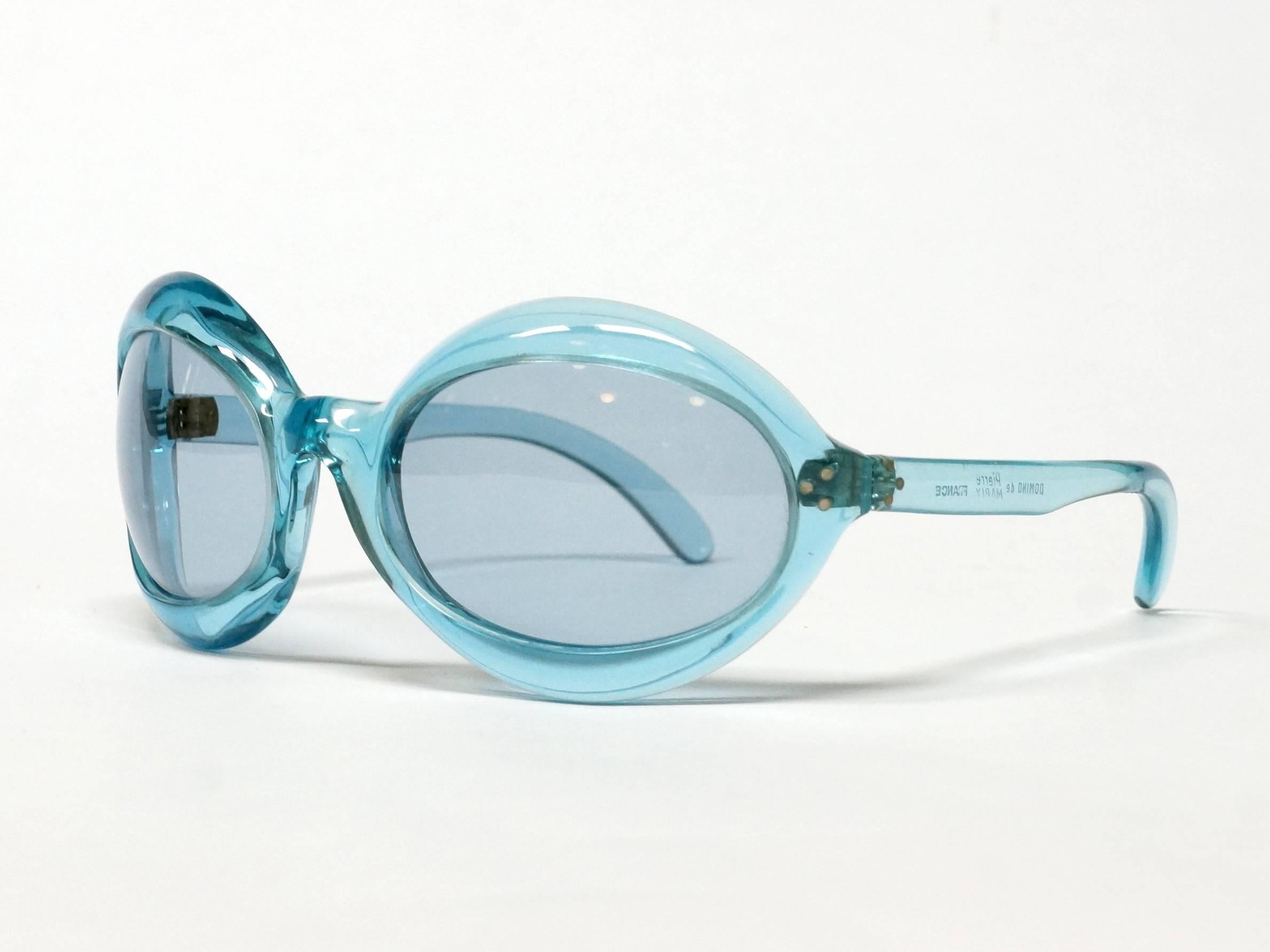 1960s super-mod blue translucent oval shaped vintage sunglasses by Pierre Marly model Domino made in France. 

142 mm - 5 9/16