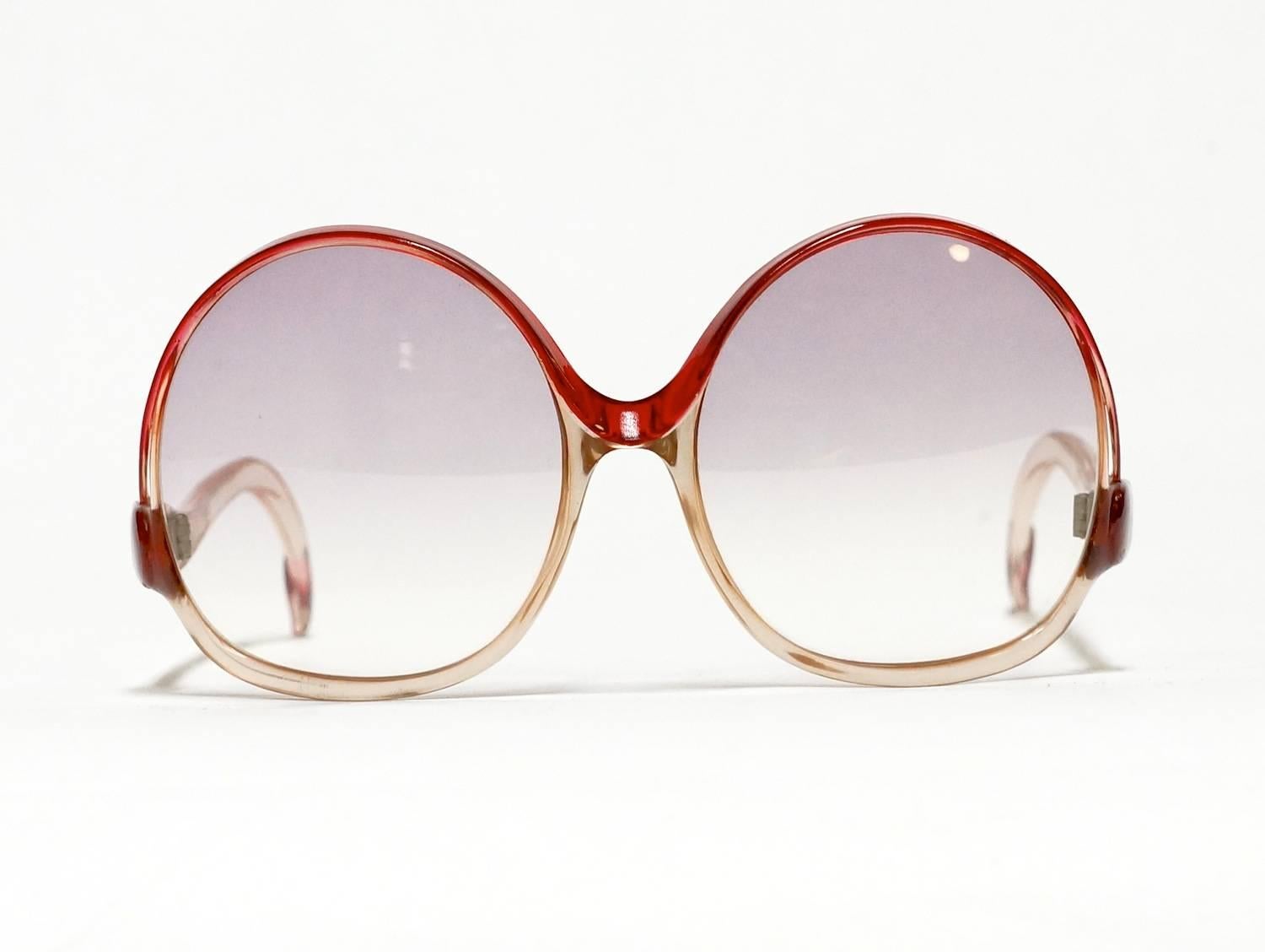 1970s French vintage sunglasses by Balenciaga. Red to clear oversized plastic frame with gradient lenses. 

model: 7697

approximate dimensions: 
temple length: 130 mm - 5 1/8
