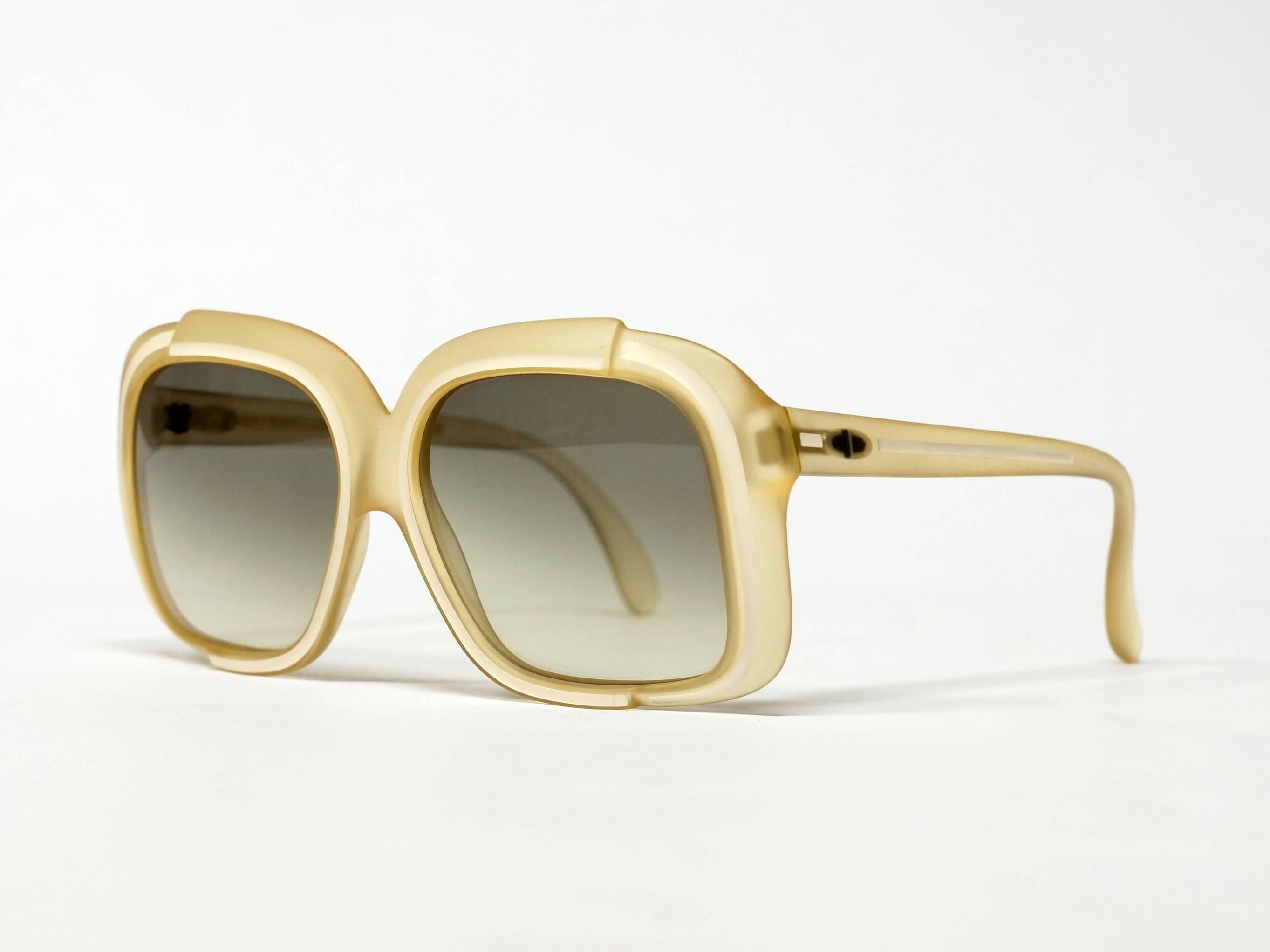Classy and Eye catching vintage sunglasses by Christian Dior. Translucent honey colored oversized frame with white details. Optyl quality, made in Germany. 

Model: 2042

approximate dimensions:
temple length: 135mm - 5 15/16