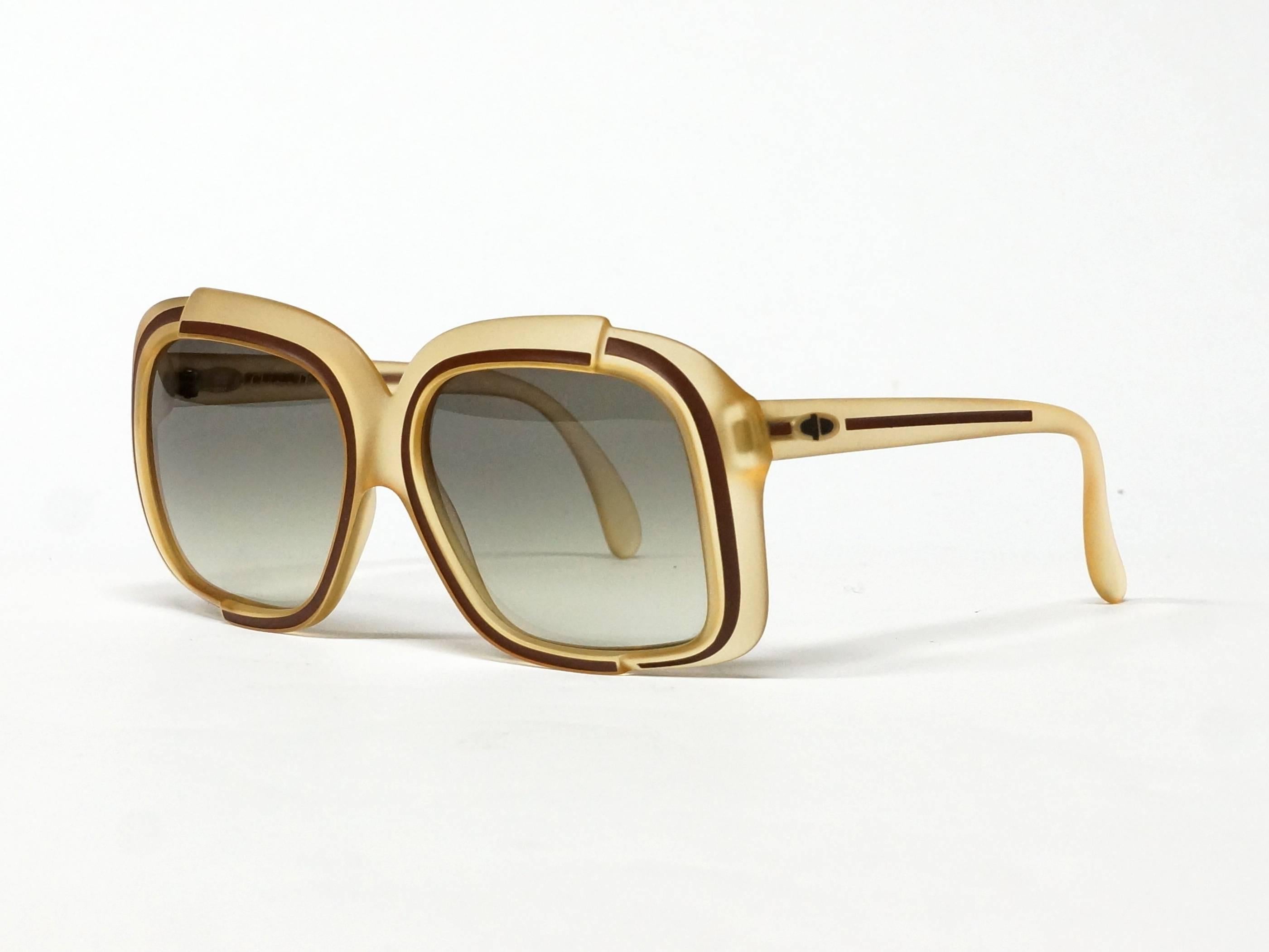 1970s Classy and Eye catching vintage sunglasses by Christian Dior. 
Translucent honey colored oversized frame with brown details. Optyl quality, made in Germany. 

Model: 2042

approximate dimensions:
temple length: 135mm - 5 15/16