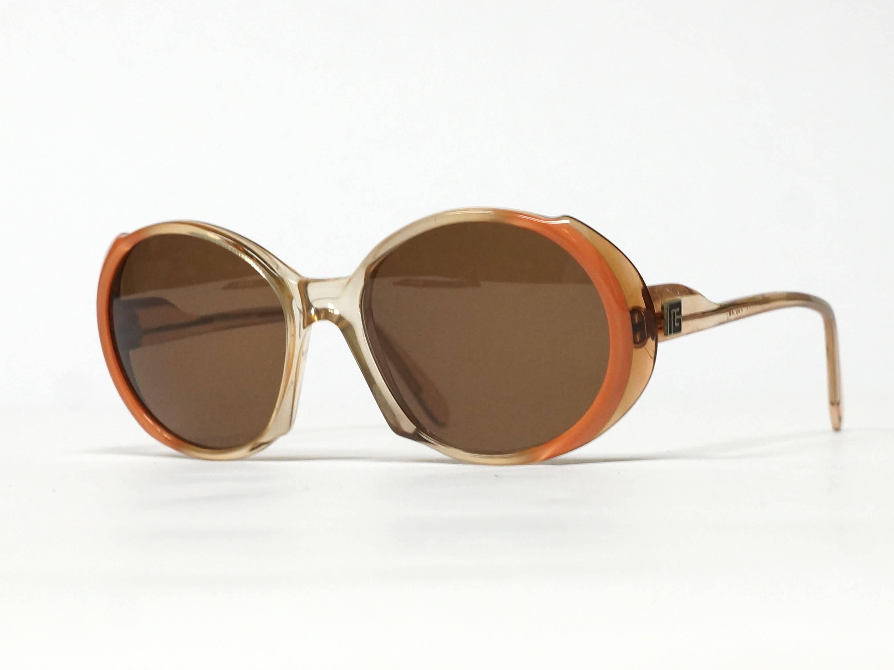 True 70's vintage sunglasses in new old stock condition by Pierre Balmain, made in France in new old stock condition. These sunglasses come with the original soft case. 

Model: Contraste
size: 56▢18 -135

approximate dimensions:
temple