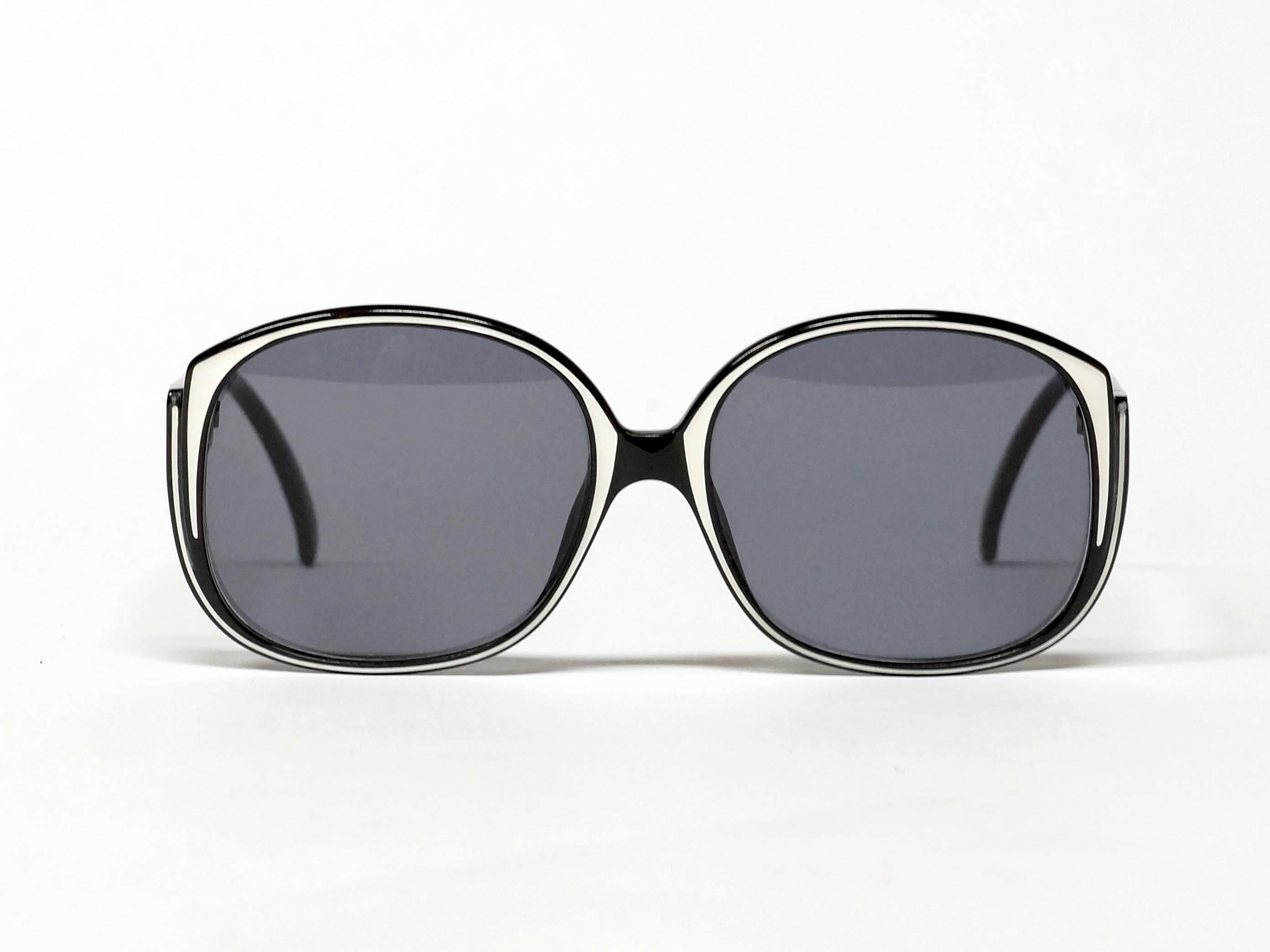 Stylish 1980s vintage sunglasses by Christian Dior in black and white with metal CD logo's on the temples. This German frame in lightweight and long-living Optyl-material is very comfortable to wear.

model: 2107

approximate dimensions: