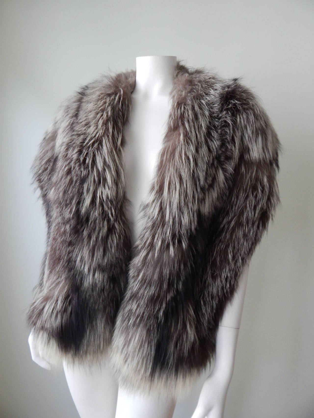 Vintage 1940s 1950s Silver Fox Fur Stole or Shawl. Pockets and Fully Lined in Silk. Excellent Condition.