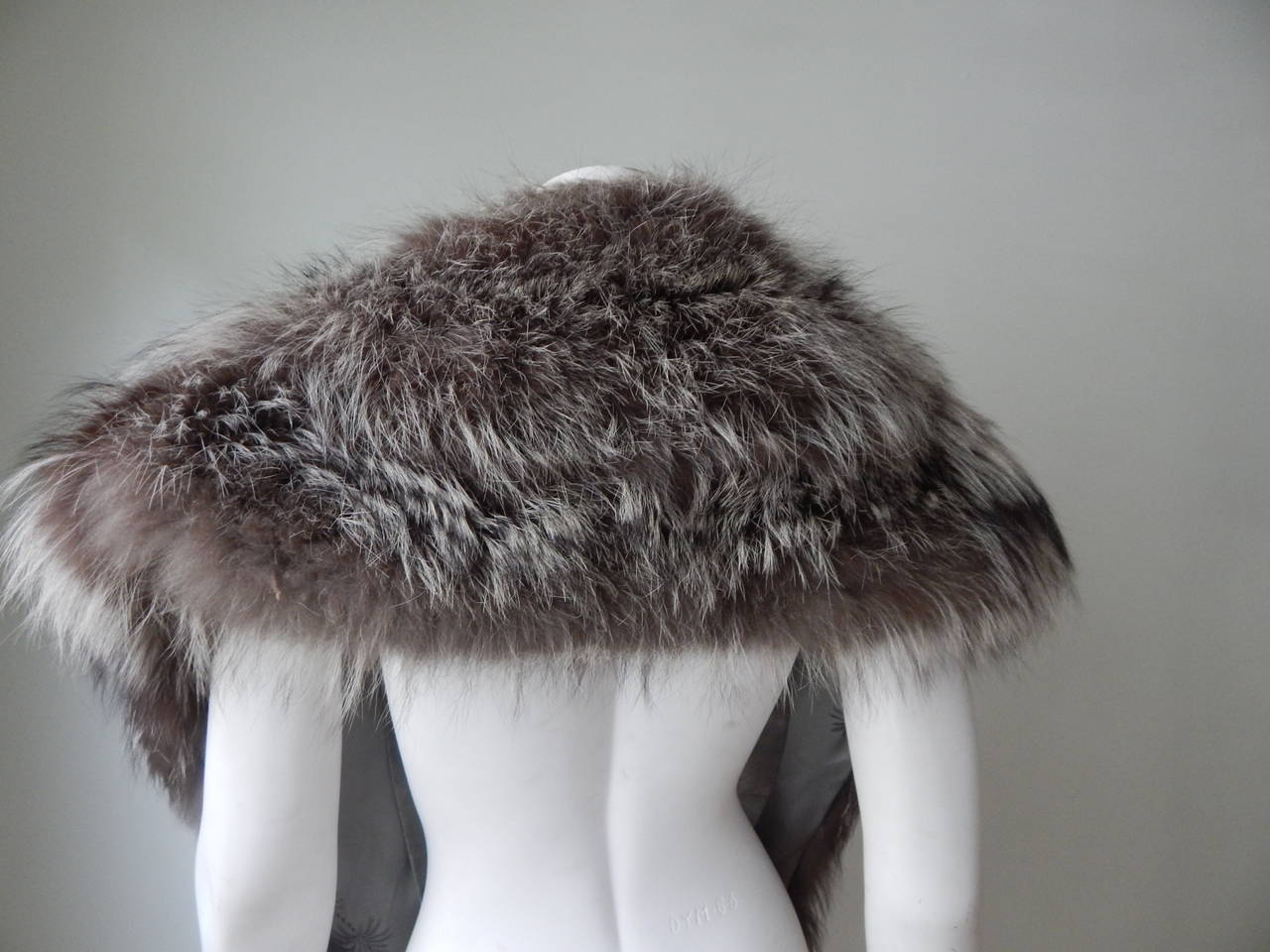 Silver Fox Fur Stole In Excellent Condition In Long Island City, NY