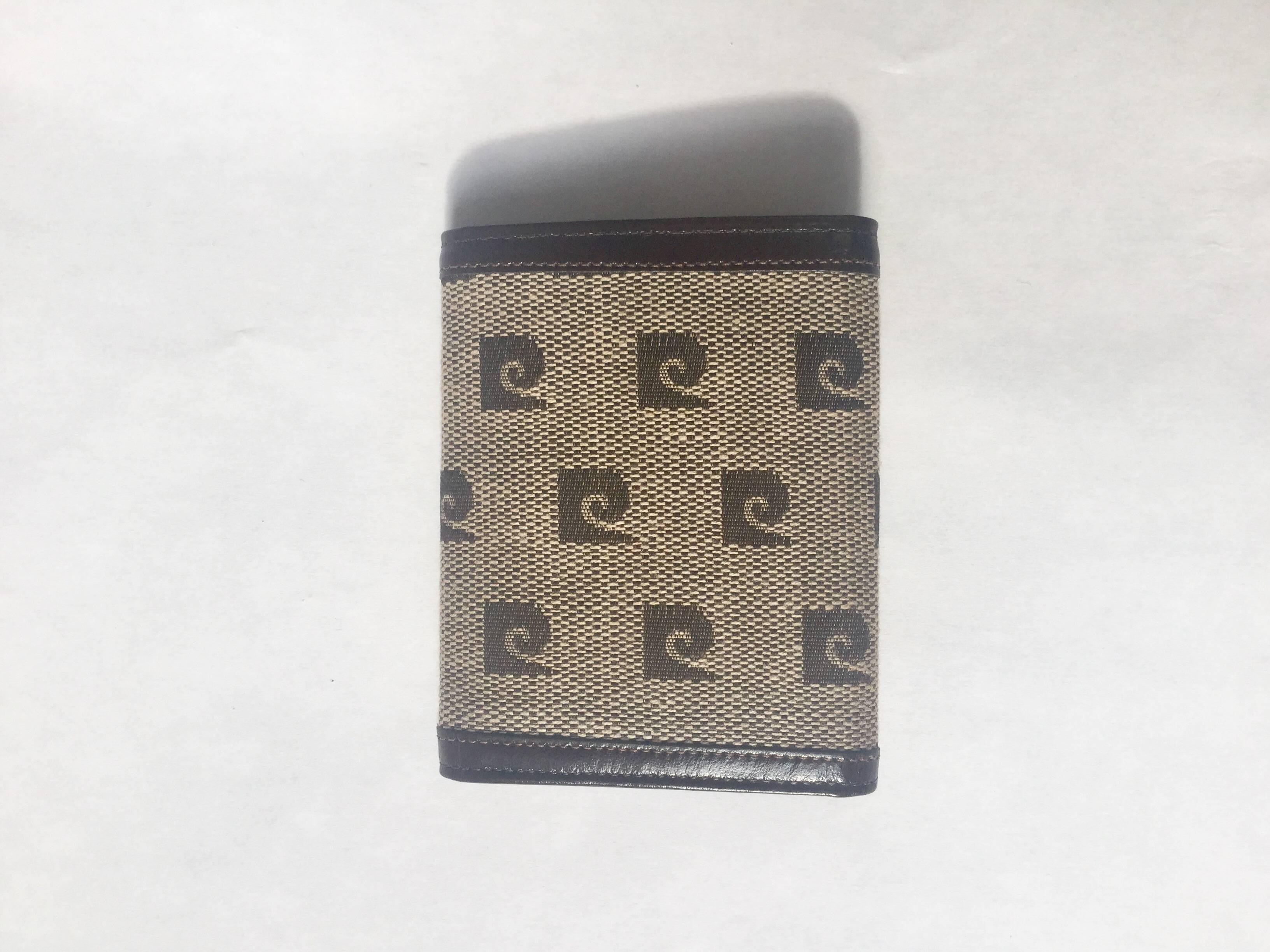 1970s Pierre Cardin Wallet. Paris New York. Logo Design. Leather Design. Never Used Still wth tags / Excellent Condition. 
Measurements: 4 x 3 inches