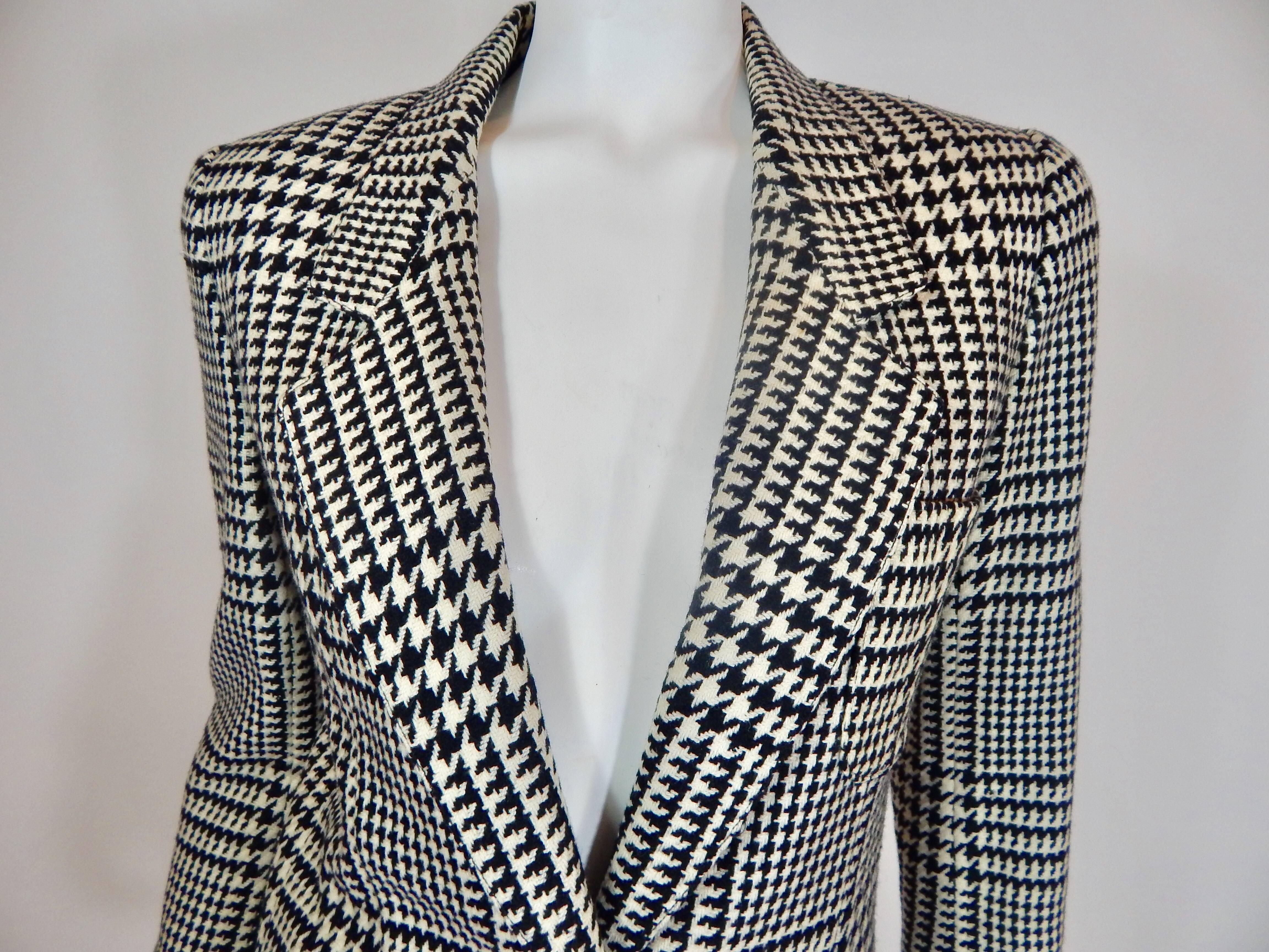 1980s Black and White Houndstooth Wool Blazer. Black buttons. Black Interior. Front pockets. Built in shoulder pads. Size Tag reads size 4. Excellent Condition. 