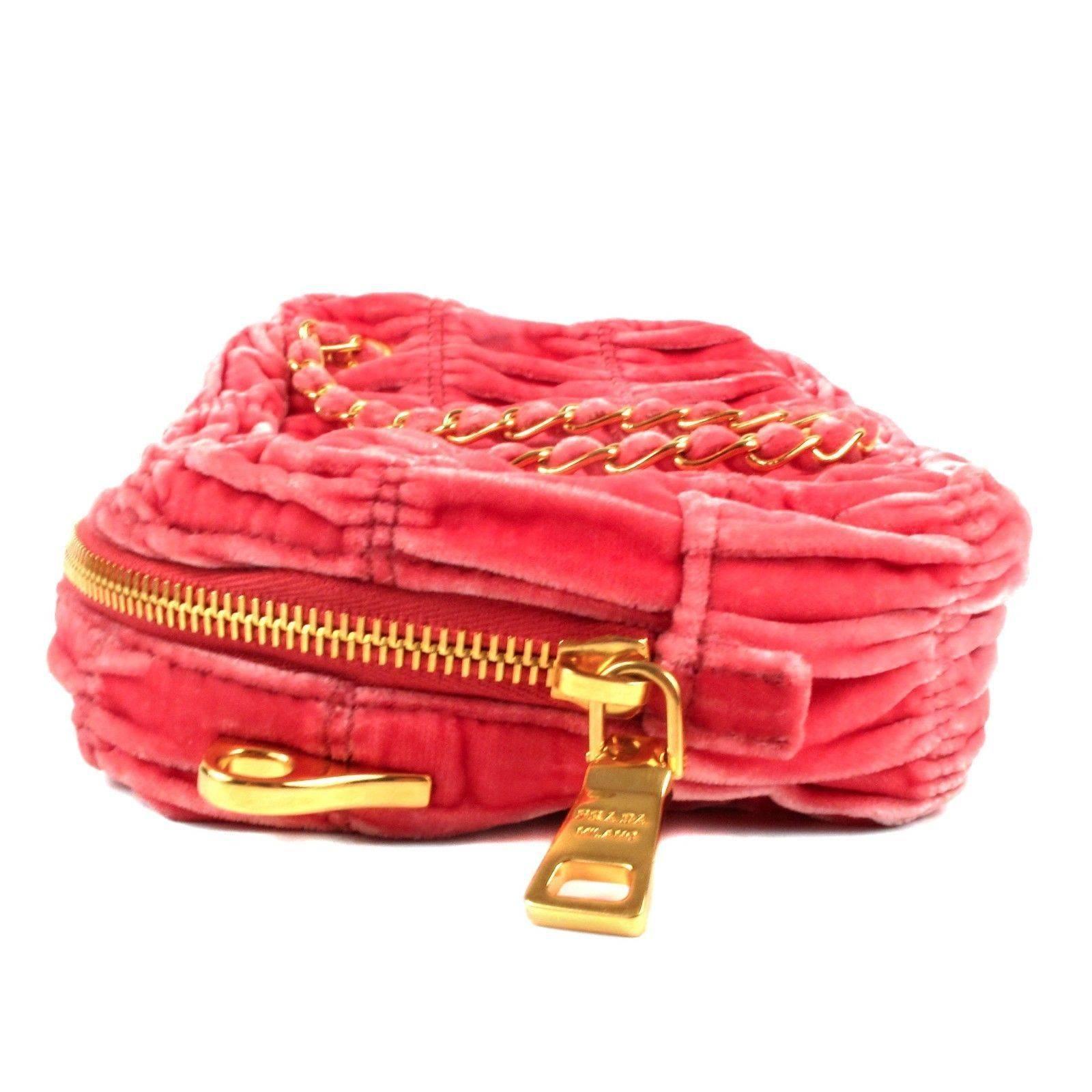 Color: Pink

Material: Velvet

------------------------------------------------------------

Details:

- detachable long crossbody shoulder strap

- can be worn as a shoulder bag or satchel handbag

- dual woven chain handles

- gold