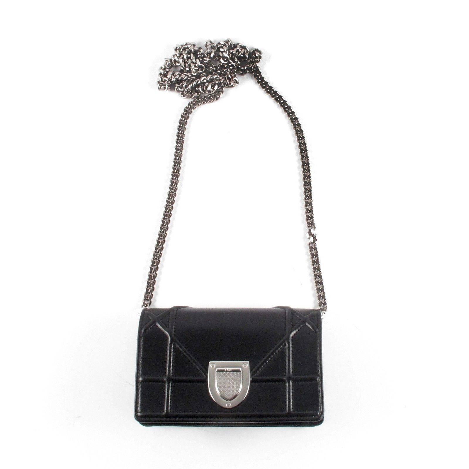 Dior - Diorama Mini Crossbody Bag

can also be worn as a clutch!

Color: Black

Material: Leather

------------------------------------------------------------

Details:

- detachable shoulder strap

- silver tone hardware

- push