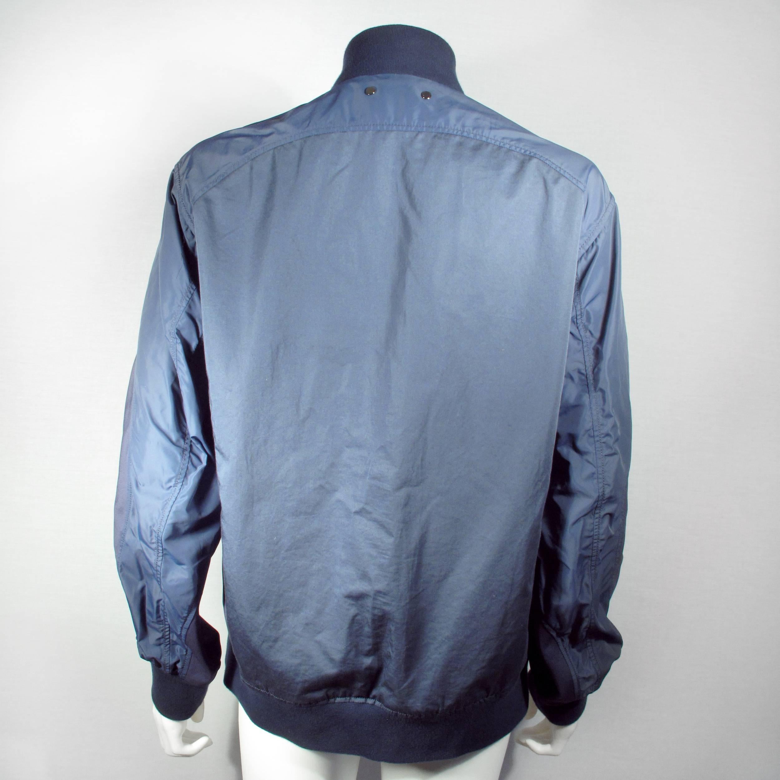 Louis Vuitton - Monogram Bomber Jacket

Size: 48 - Medium

Color: Blue

Material: 64% Polyamide - 34% Cotton - 2% Polyurethane

------------------------------------------------------------

Details:

- textured LV monogram at chest

-