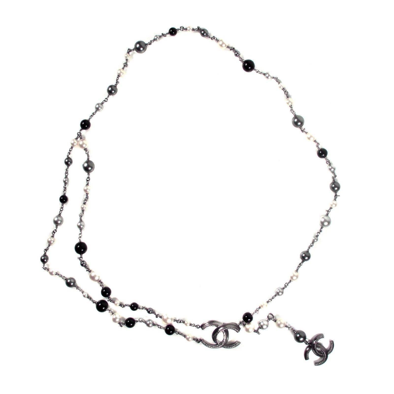 Chanel - Multicolor Necklace / Belt

Color: Black / Gray / White

Material: Metal / Pearl Beads

------------------------------------------------------------

Details:

- silver tone hardware

- CC logo charm

- hook eye clasp