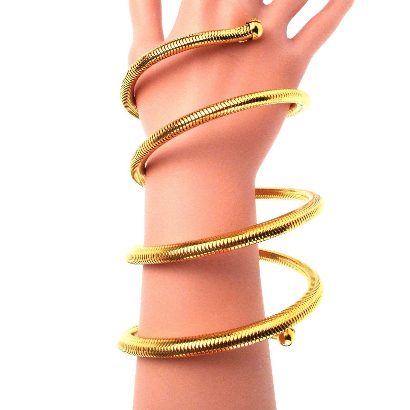 Chanel - Vintage Coil Arm Bracelet

can be worn on the upper arm or lower arm - very versatile!

Color: Gold

------------------------------------------------------------
 
Details:

- gold tone metal 

- CC logos at both ends

-