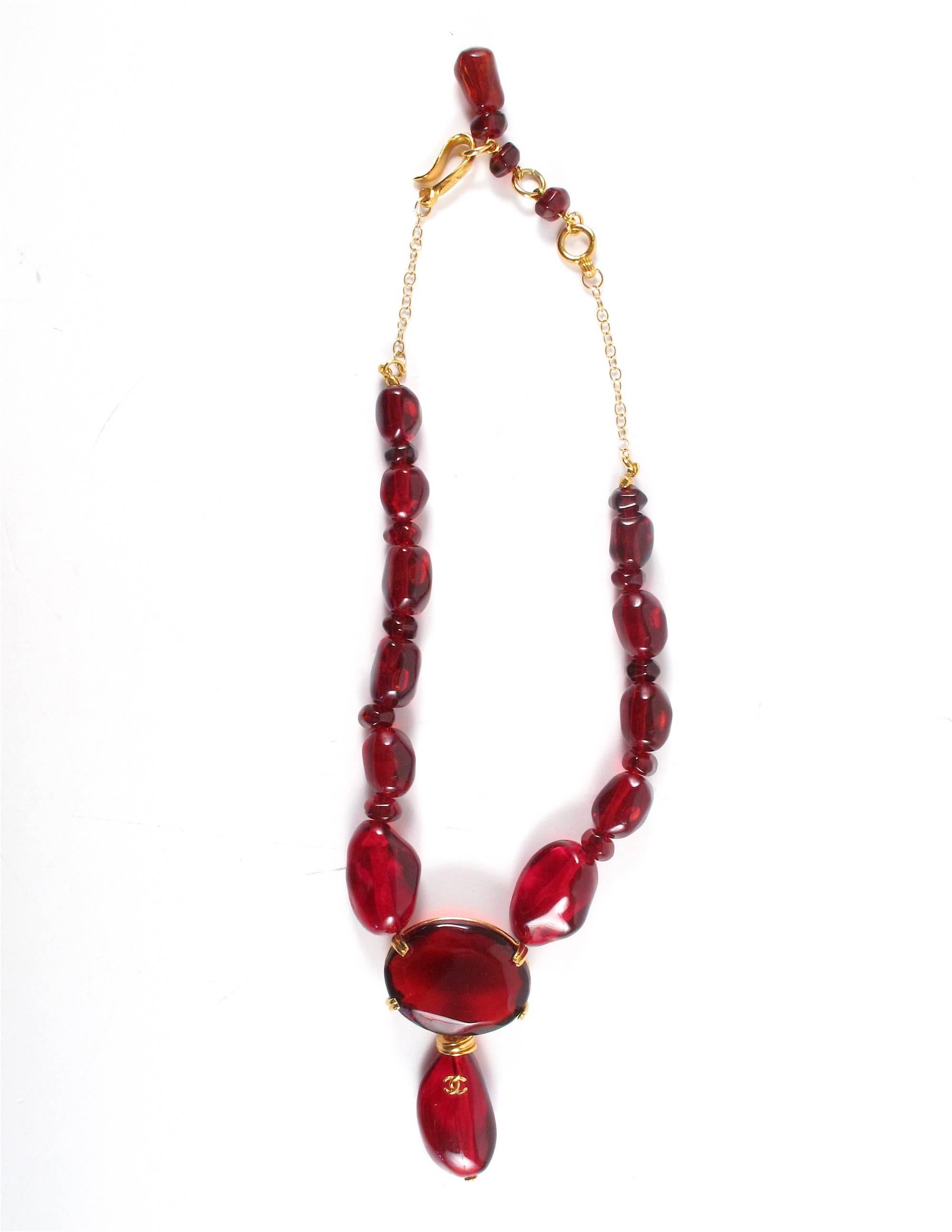 Chanel - Gripoix Pendant Necklace

Color: Red

Material: Glass Beads + Metal

------------------------------------------------------------

Details:

- gold tone hardware

- CC logo at pendant

- fish hook closure

- stamped 99P

-