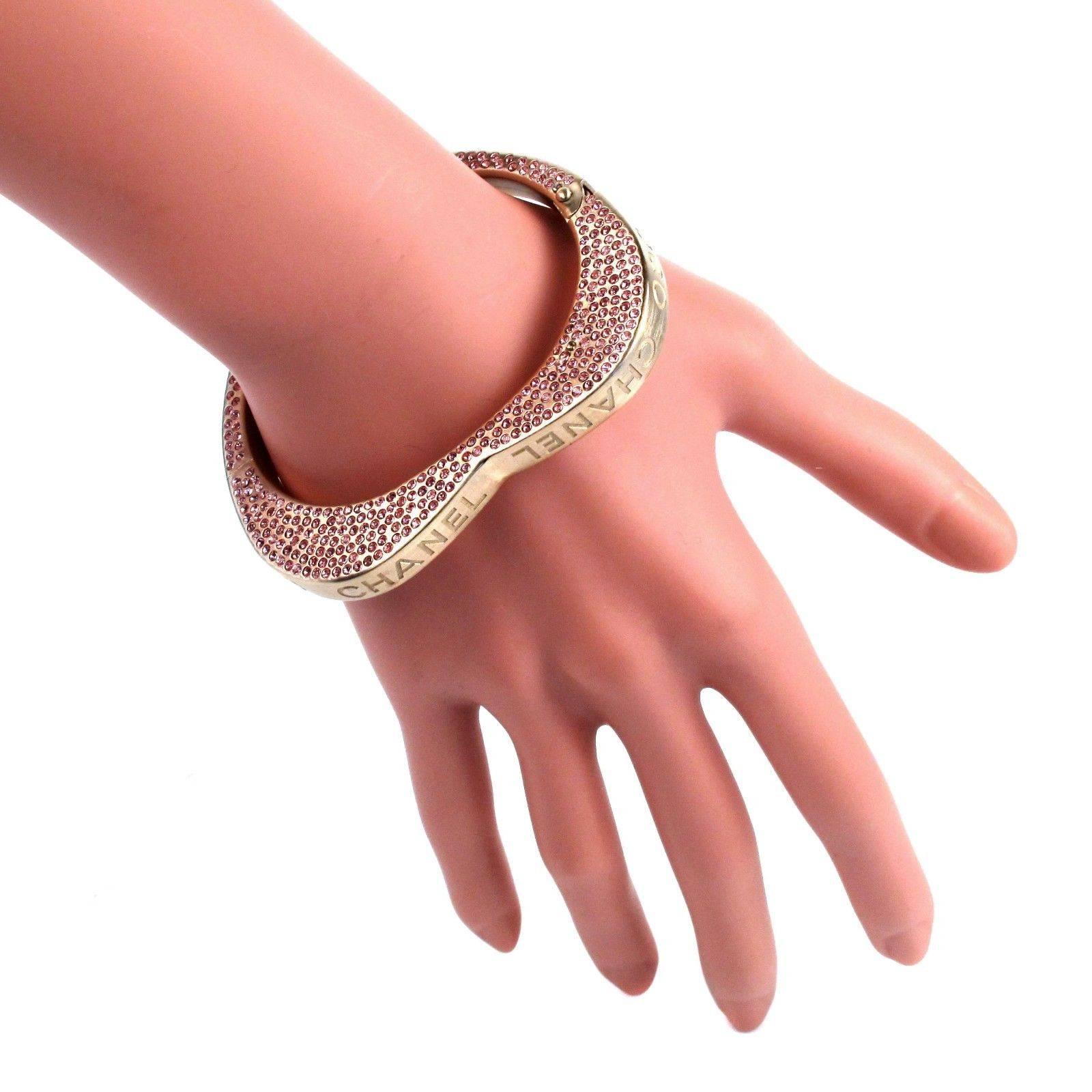 Chanel - Crystal Heart Bracelet

Color: Pink / Gold

------------------------------------------------------------
 
Details:

- rare collectors item

- pink crystal embellishments throughout 

- spring closure

- gold tone metal 

-