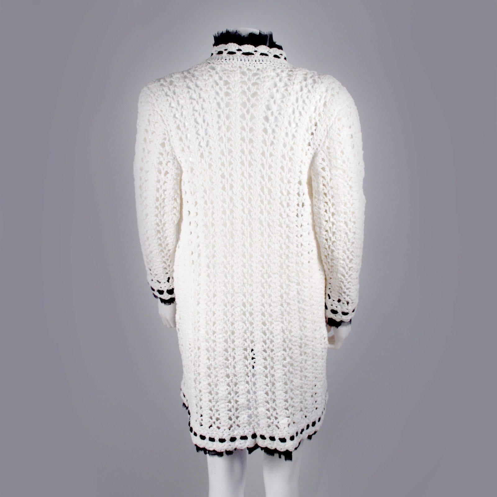 Chanel - Long Cardigan Spring Jacket

Size:  US 8 - 40

Color:  White (off-white) / Black

Material: 81% Nylon - 18% Cotton - 1% Spandex

------------------------------------------------------------

Details:

- black silk trim

- open