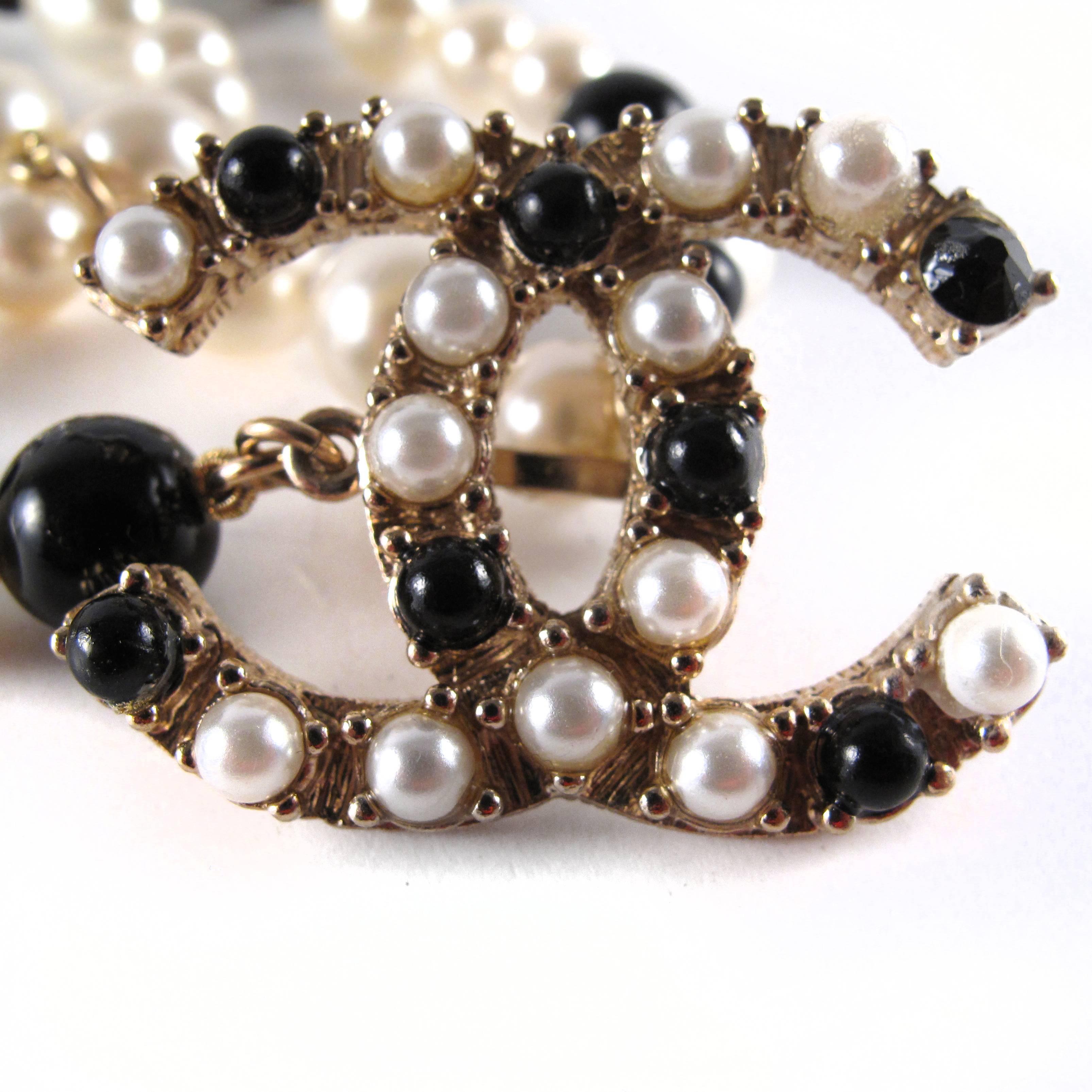 Chanel Necklace - Belt - Pearl CC Logo Gripoix Clover Black White Gold Charm 08P In Excellent Condition In Prahran, Victoria