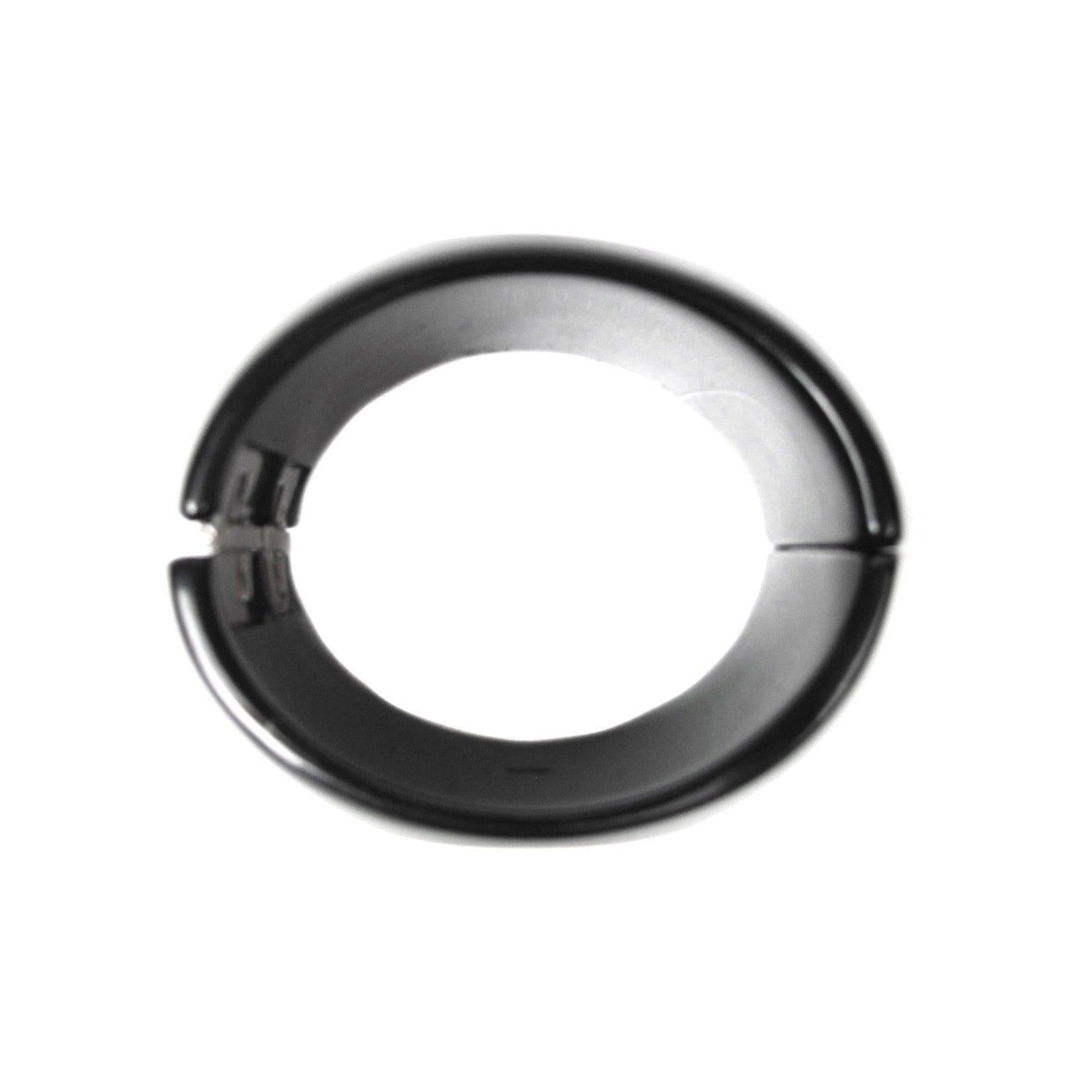 Chanel - Record Cuff Bracelet

RARE COLLECTORS ITEM!

Color: Black & White

------------------------------------------------------------
 
Details:

- CC record on BOTH FRONT & BACK

- spring closure

- silver tone hardware

-