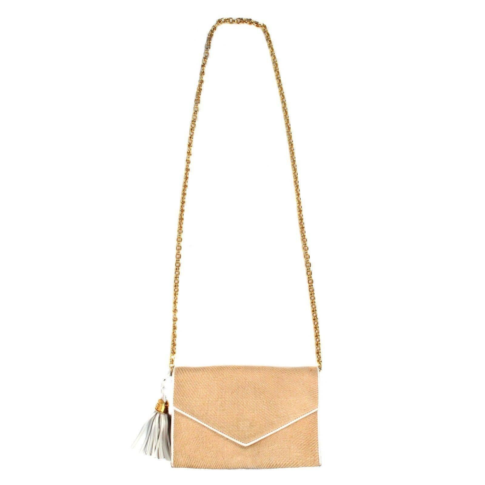 Chanel - Wallet on a Chain Bag

Color: Tan

Material: Straw

------------------------------------------------------------

Details:

- chain shoulder strap

- CC logo at inside flap

- braided leather tassel charm

- magnetic