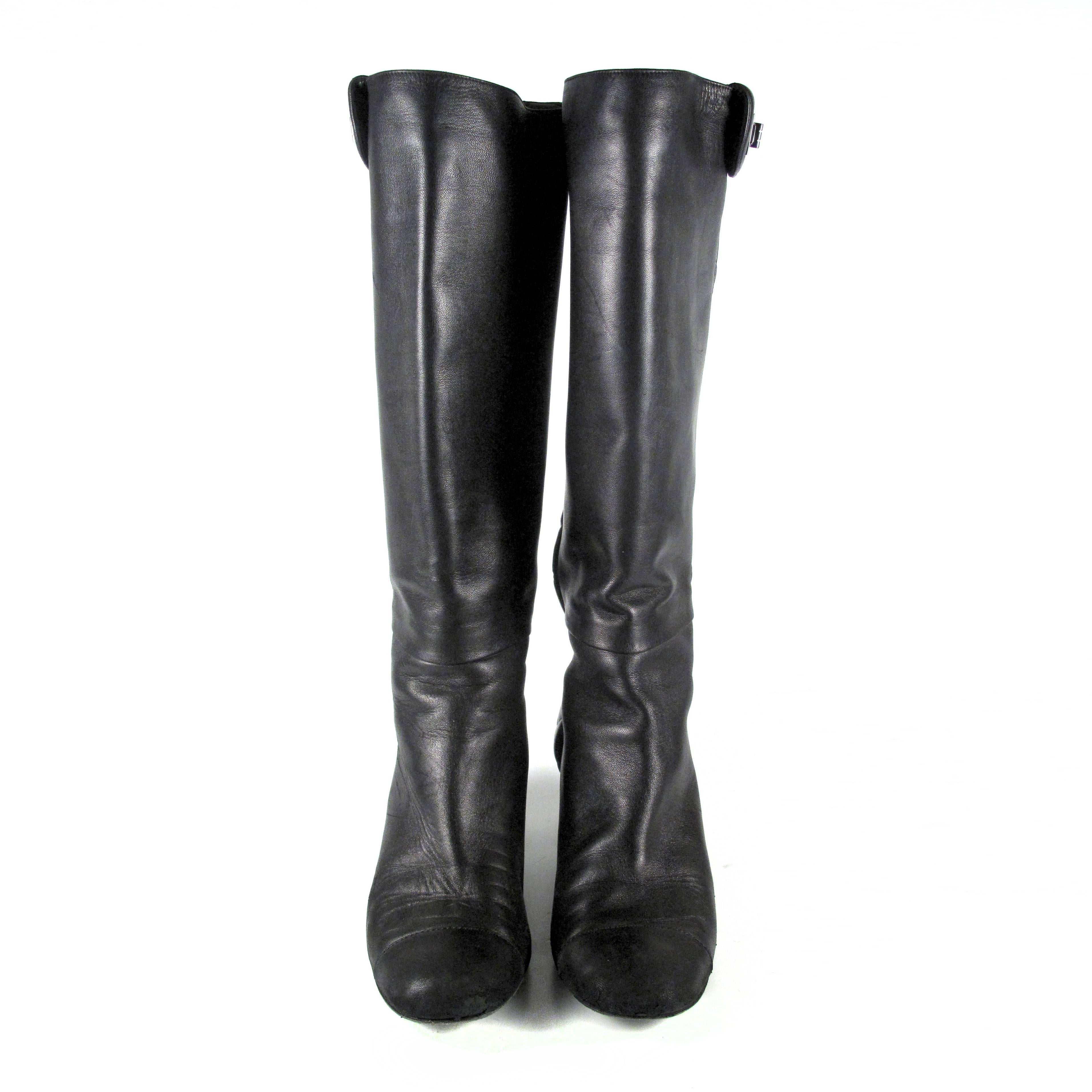 Chanel - Knee High Boots

Size: 37 - Fits a US 6.5 / 36.5

Color: Black

Material: Leather

------------------------------------------------------------

Details:

- round toe

- quilted leather panel along back

- turnlock logo