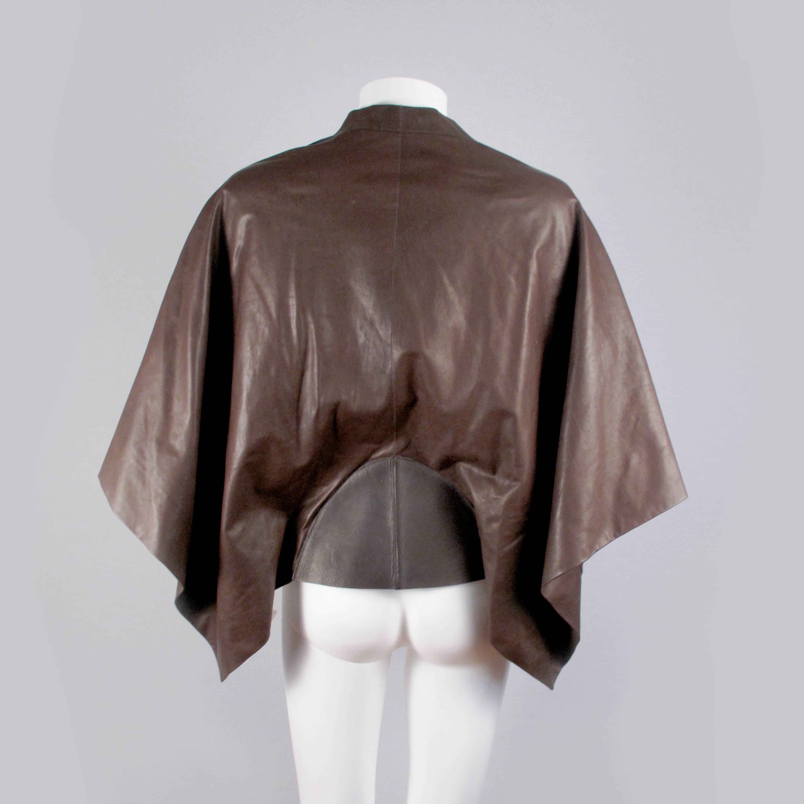 Rick Owens - Leather Cape Poncho

Size: US 8 - 42

Color: Brown

Material: Leather

------------------------------------------------------------

Details:

- batwing sleeves

- zip front closure

-Item # AA904

Condition: Great