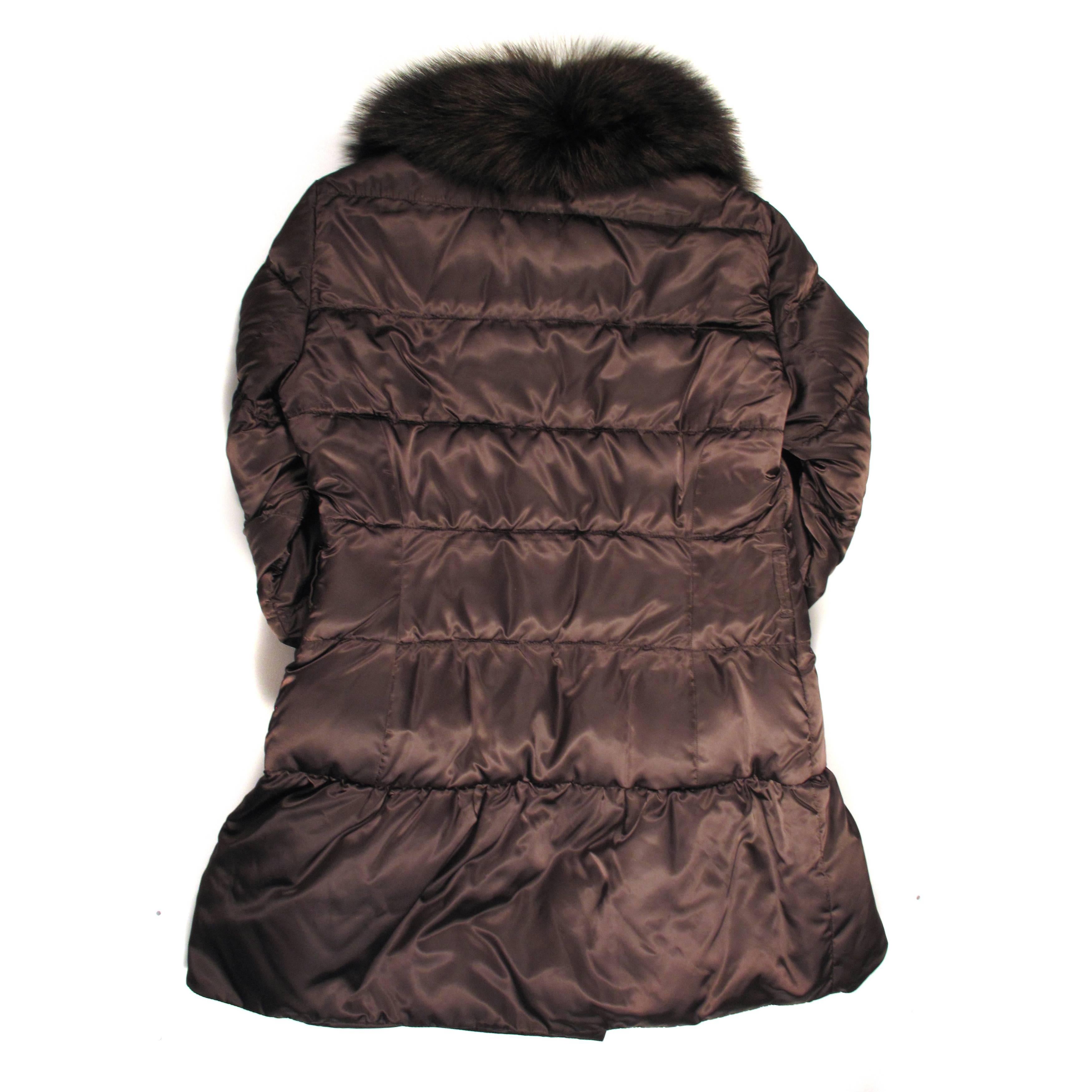 Prada - Down Jacket with Fur Collar

Retail: $2000.00

Size:  US 8 / 10 - 44

Color: Brown

Material:  Shell: 100% Nylon

Padding: 90% Down - 10% White Elderdown

Lining: 100% Nylon

Collar: Raccoon