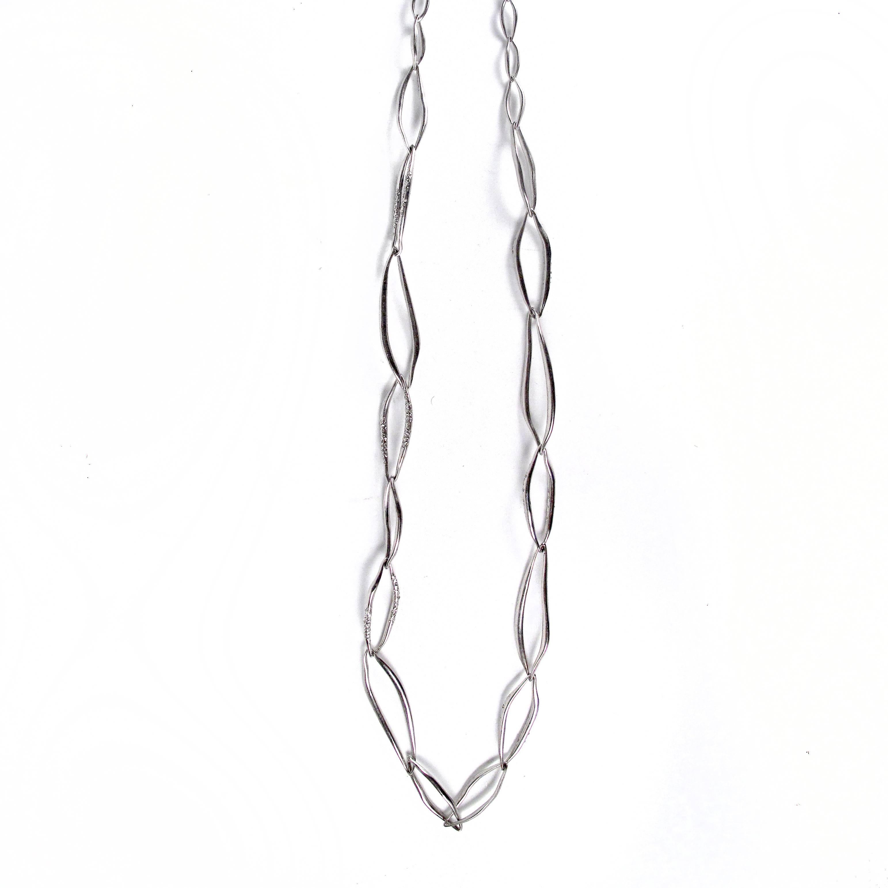 Alexis Bittar - Chain Necklace

Color: Silver

Material: Metal

------------------------------------------------------------

Details:

- crystal embellishments at chain

- lobster clasp closure

- includes dust bag

- item #