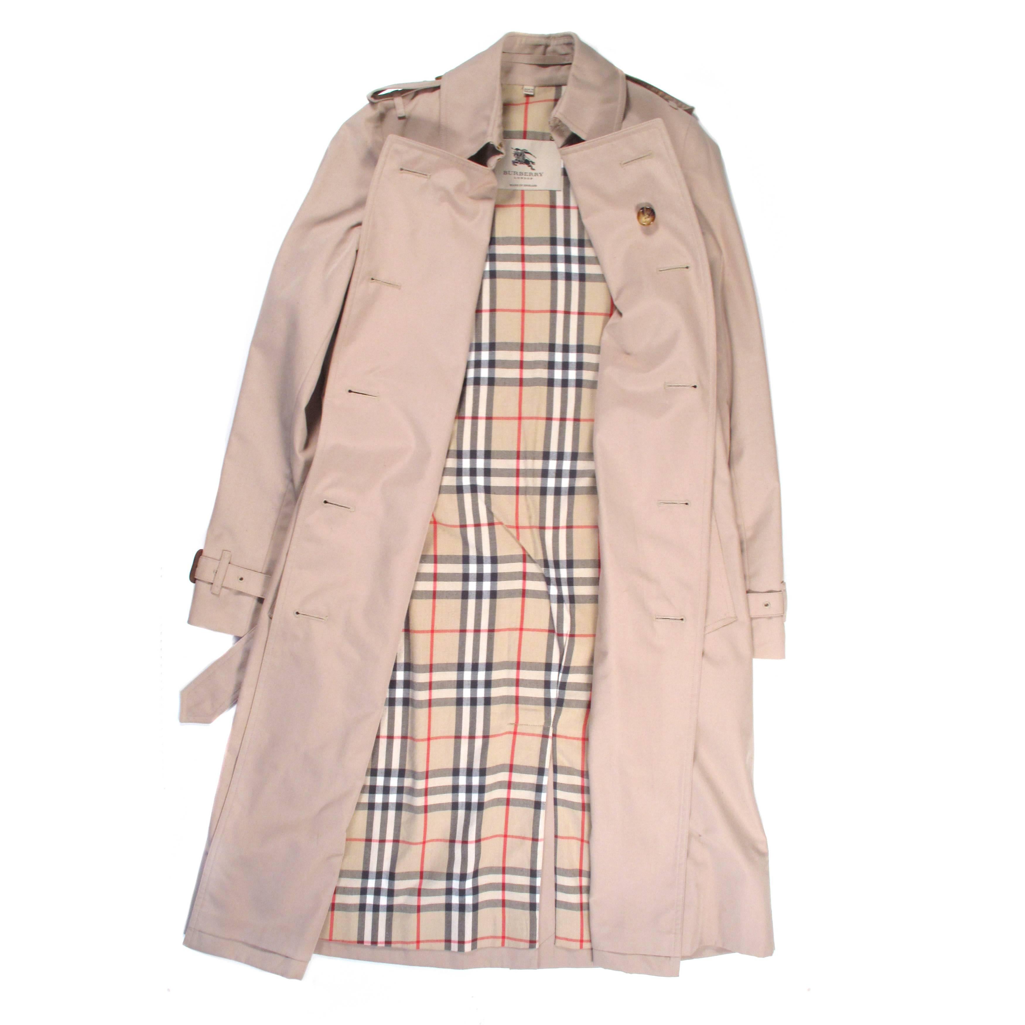 Burberry - Belted Trench Coat

Tag Size:  tag removed - fits like a US: 2 / 4  - Euro: 34 / 36

Color:  Tan

Material: Cotton Blend

------------------------------------------------------------

Details:

- adjustable belt around