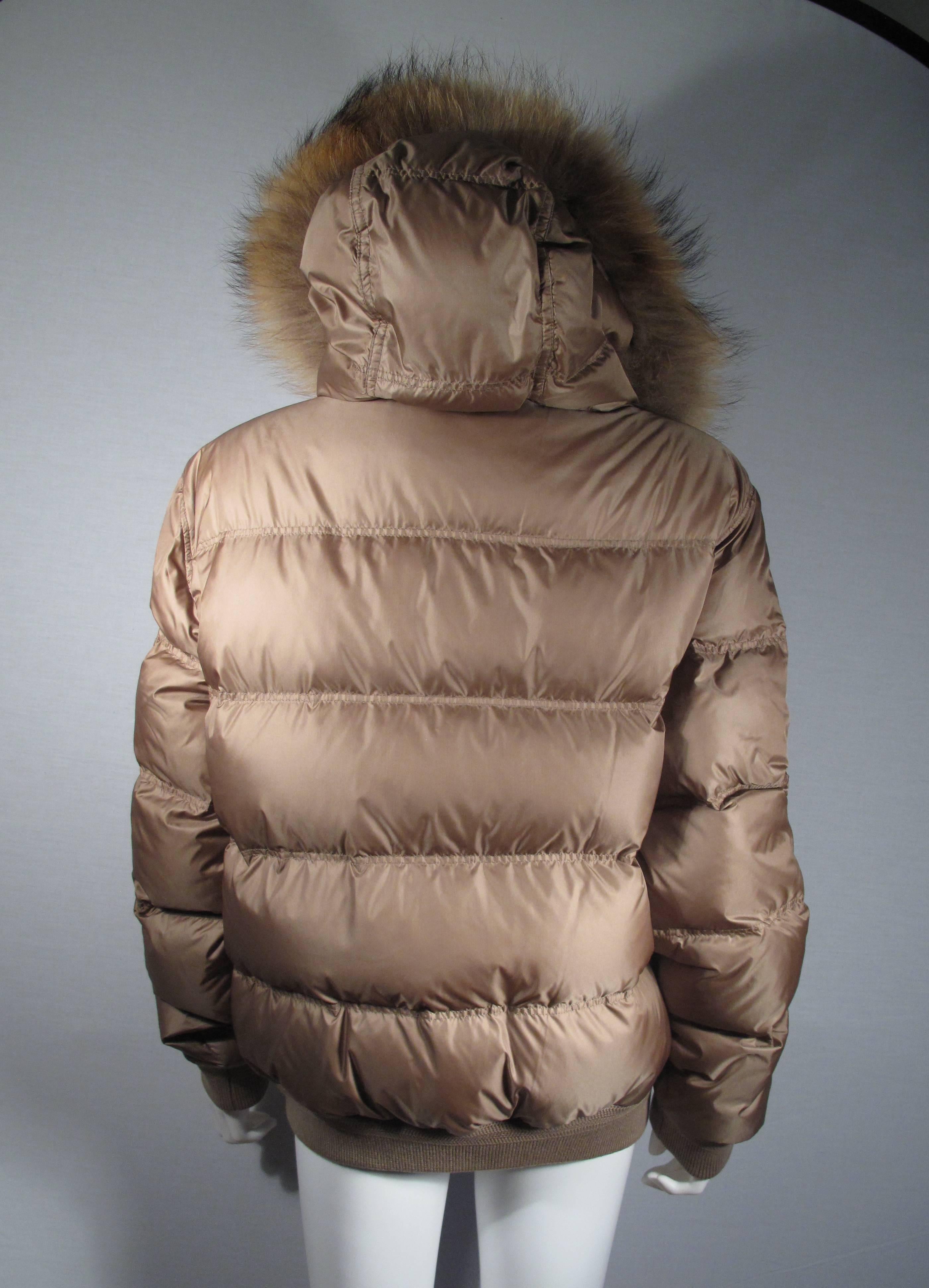 Burberry Brit - Down & Fur Hooded Jacket

Size: Medium (Womens)

Color:  Tan

Material: 

Jacket: 100% Nylon

Lining: 100% Nylon

Filling: 100% Duck Down

------------------------------------------------------------

Details:

-